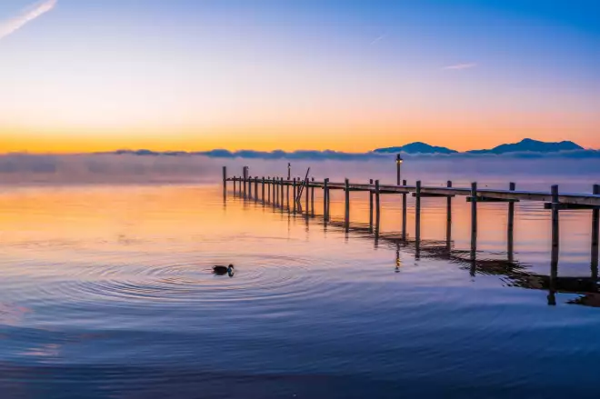 Stimmungsvolles Alpenpanorama am Chiemsee