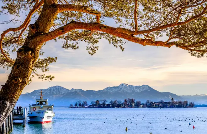 Fraueninsel vor der winterlichen Alpenkulisse