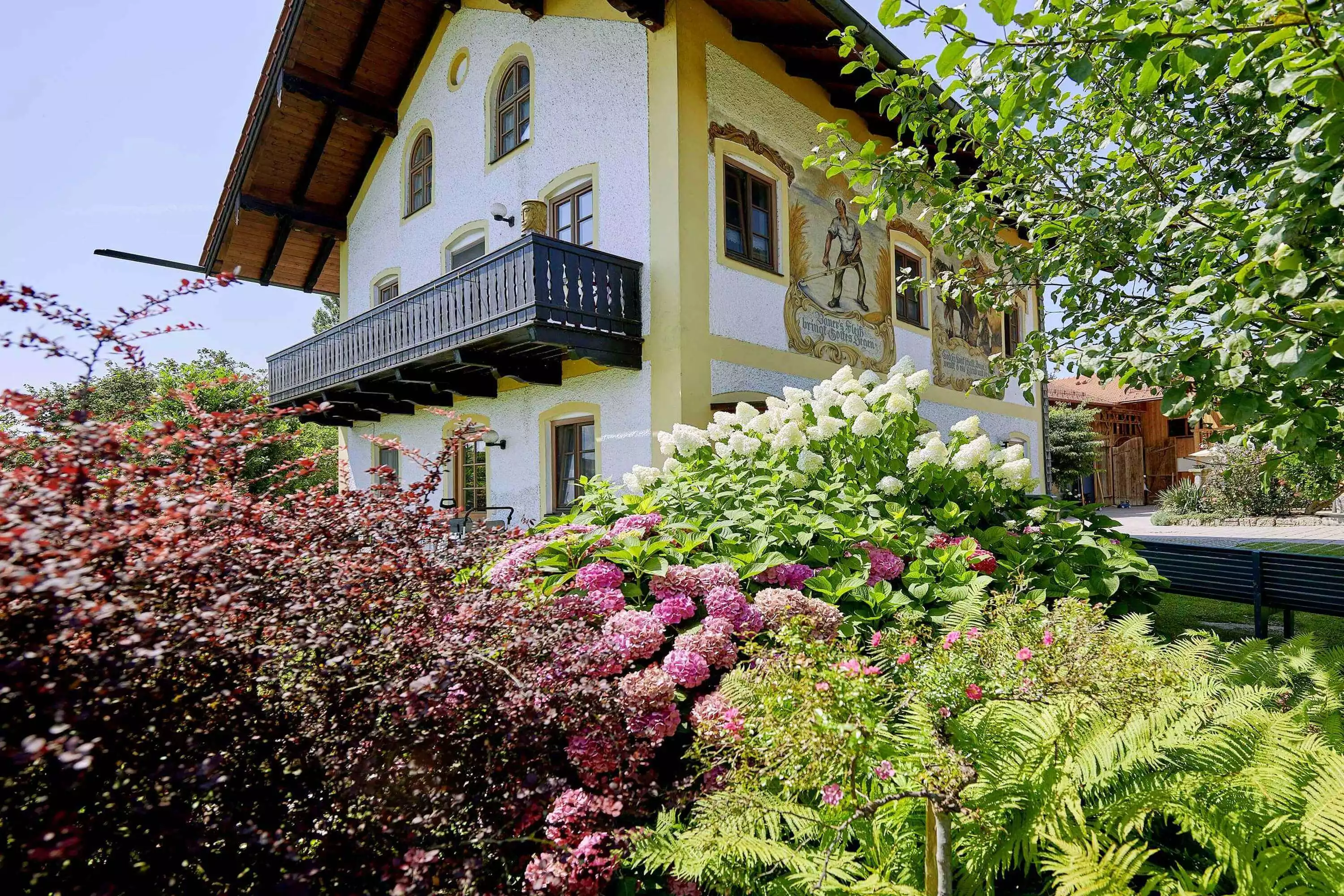 Denkmalschutz am Moierhof Gstadt Kunstvolle Fassaden Malerei Fresken