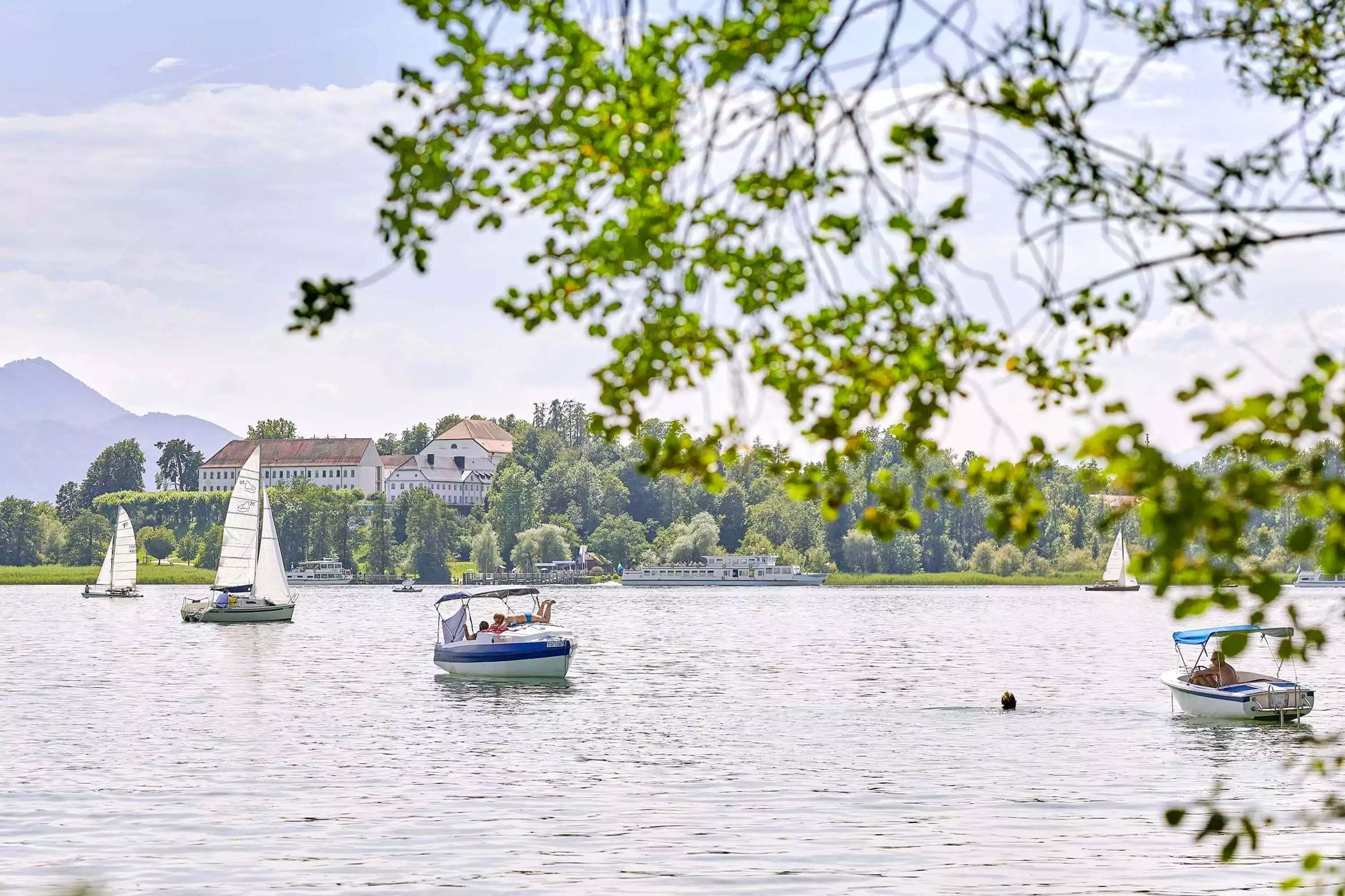 Malerische Kulisse am Chiemsee Wasser und Berge Oberbayern