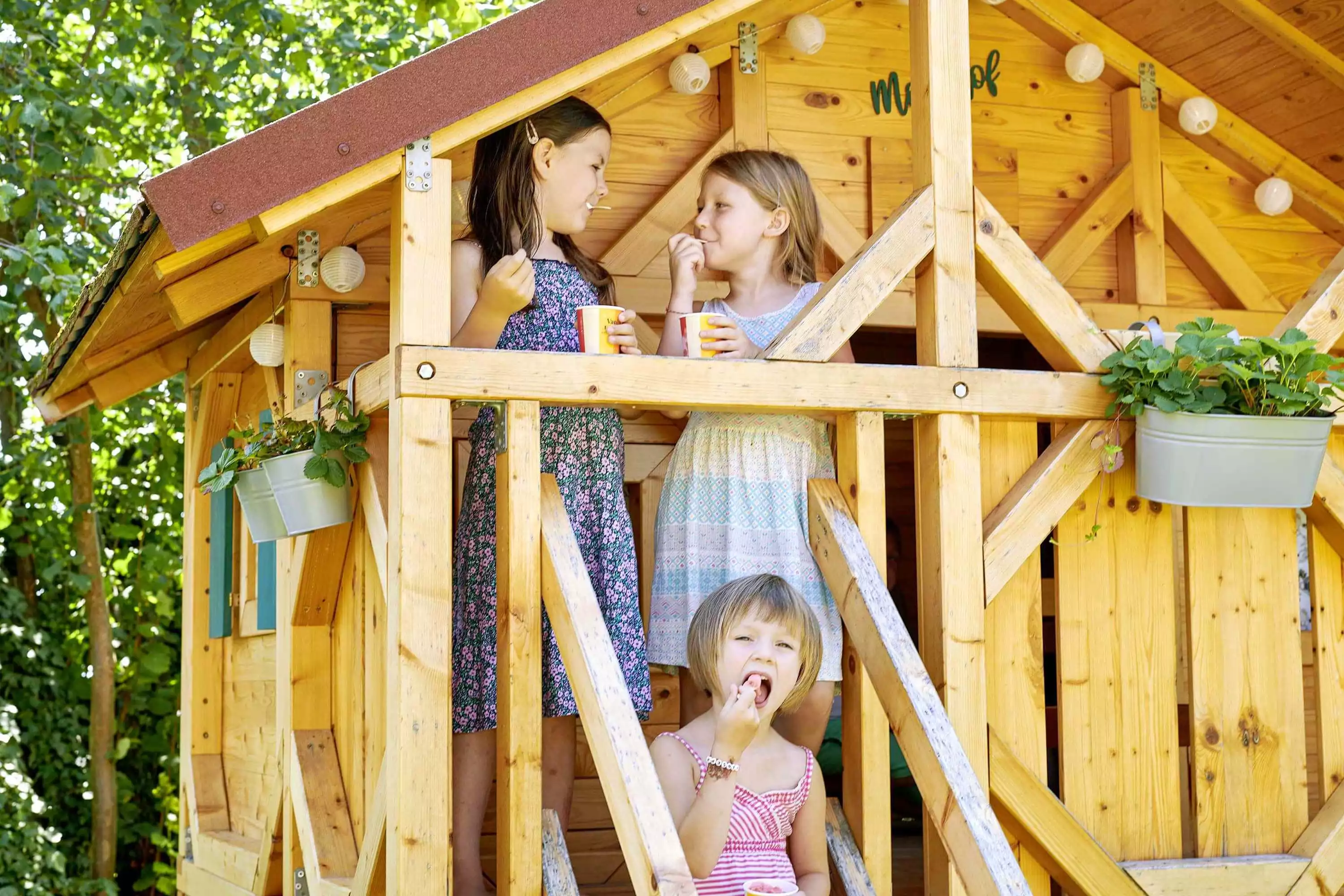 Eis auf der Rutsche genießen Auszeit für die kleinen Gäste am Spielplatz