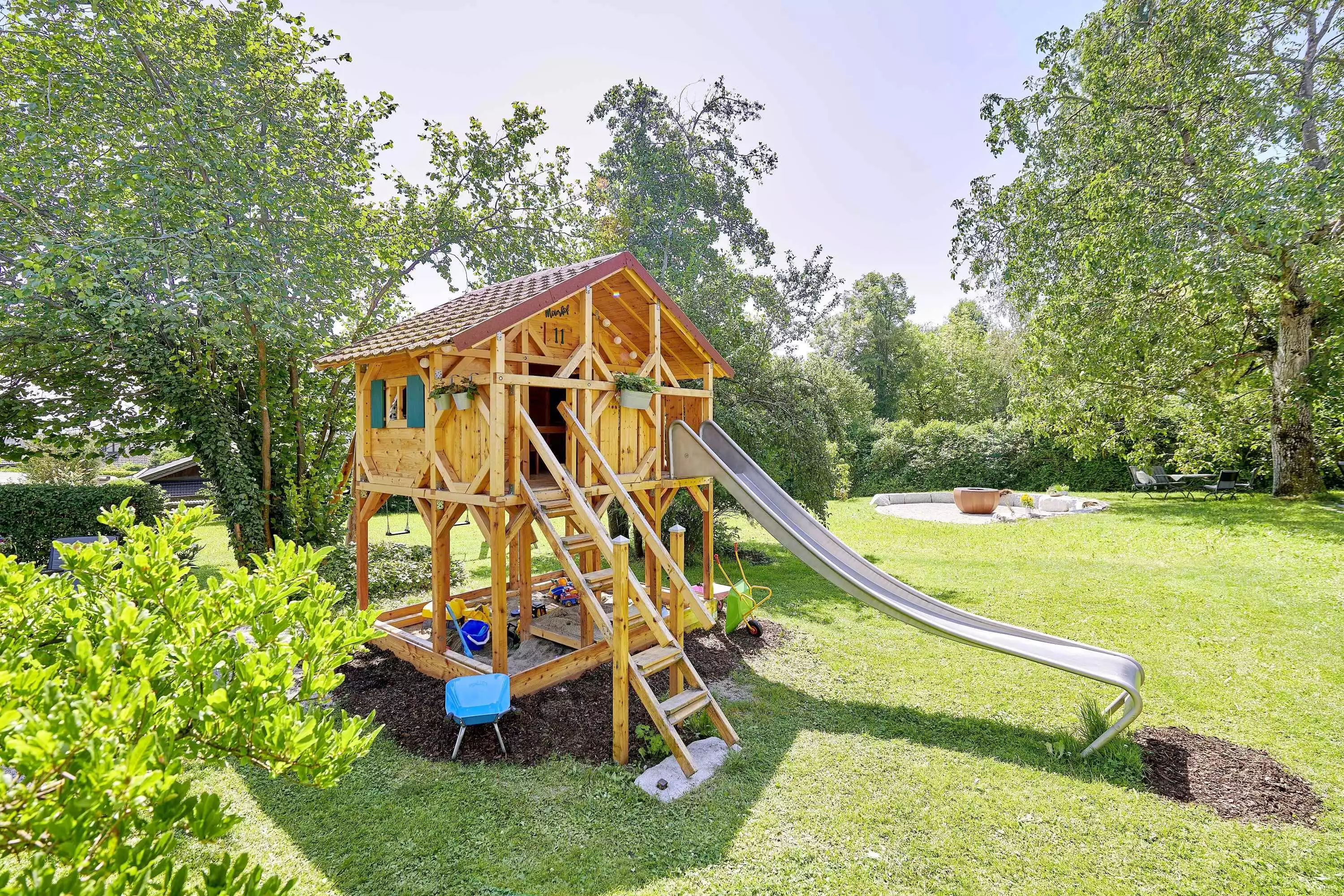 Spielhaus mit Sandkasten Überdachter Sandkasten mit Spielhaus