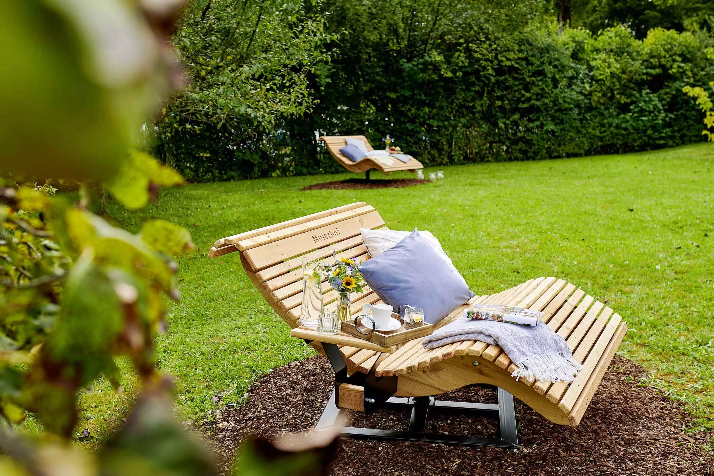 Holzliegen im Garten am Moierhof Gstadt Relaxen Erholen Entspannen
