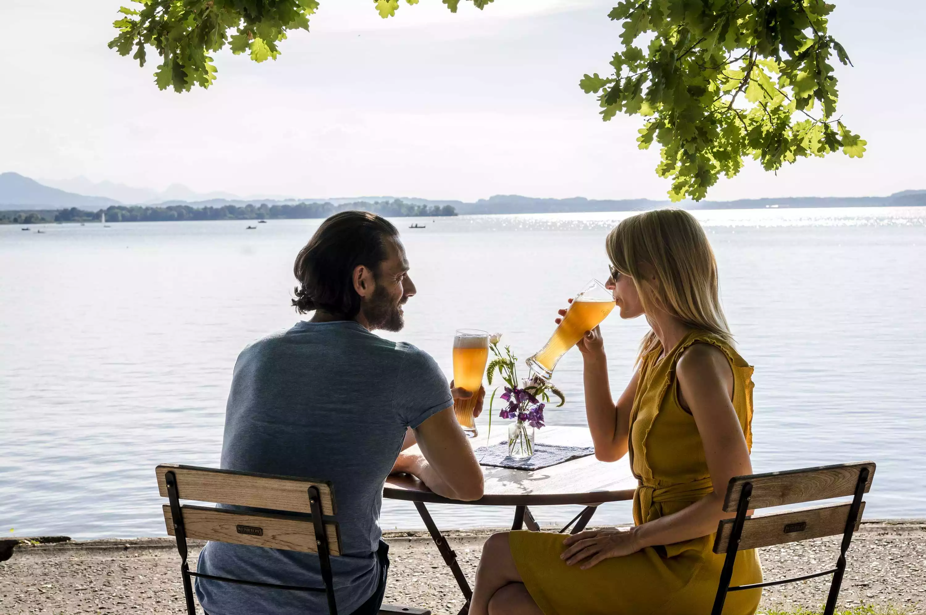 Entspannt genießen Kaffee trinken Wein Weißbier am Chiemseeufer