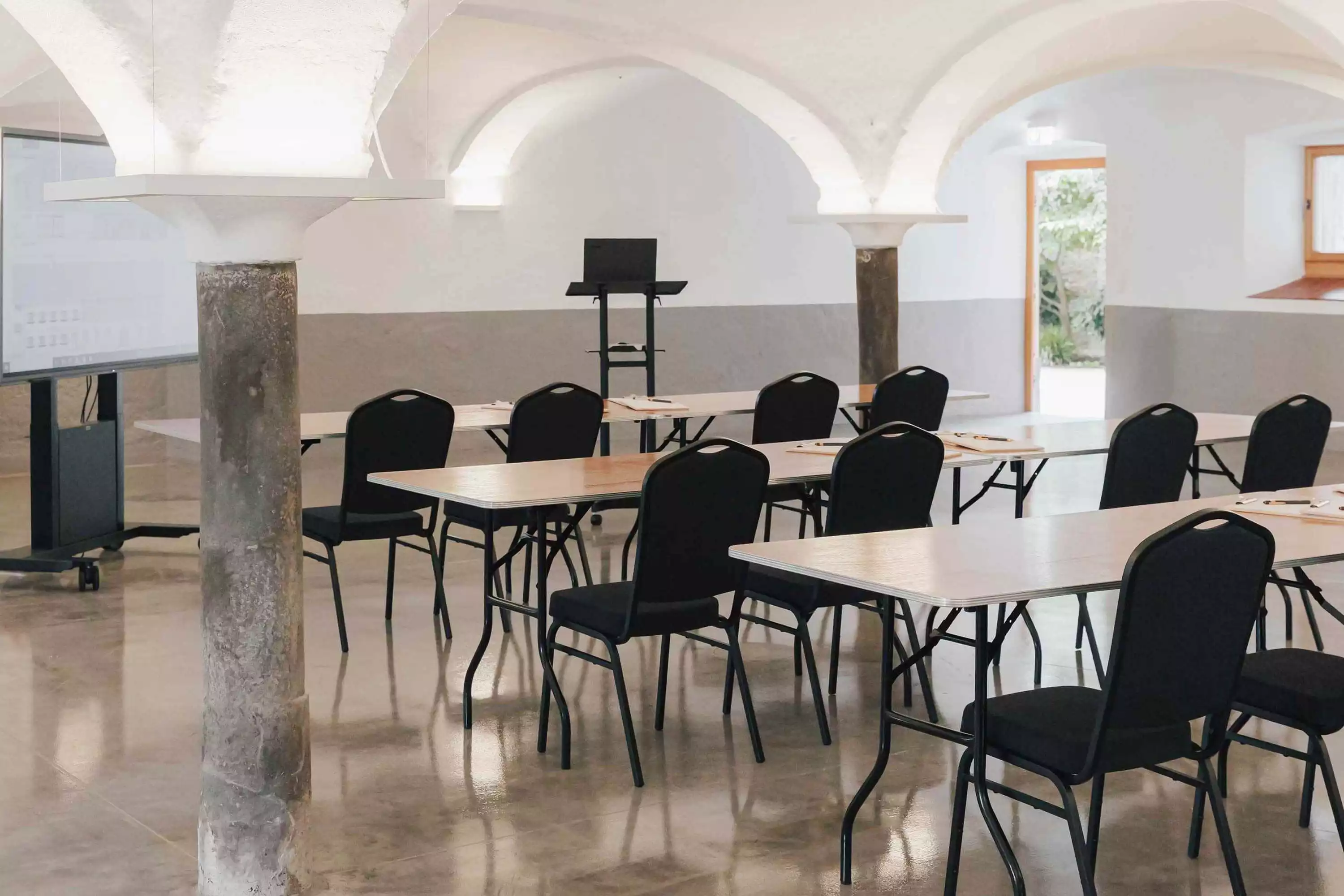 Modernes Ambiente im alten Gewölbestall am Moierhof Gstadt