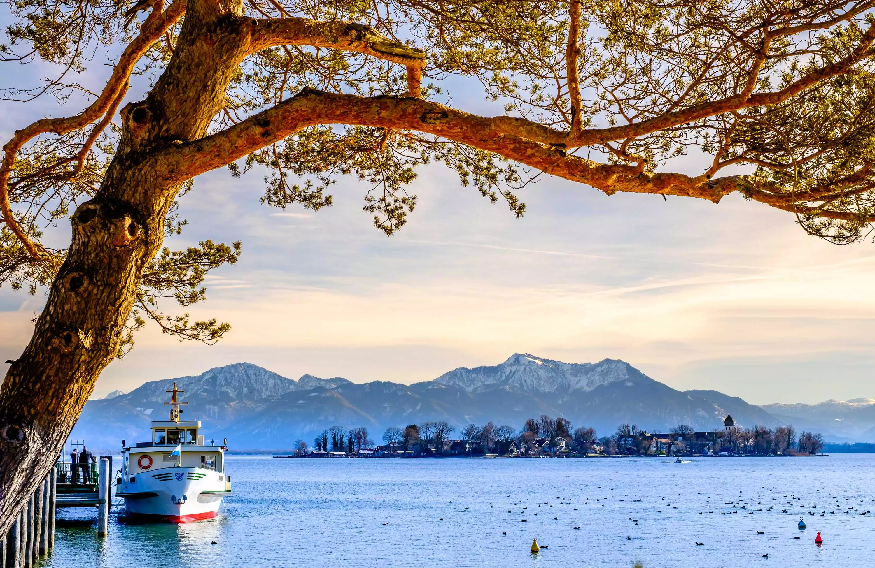 Fraueninsel vor der winterlichen Alpenkulisse