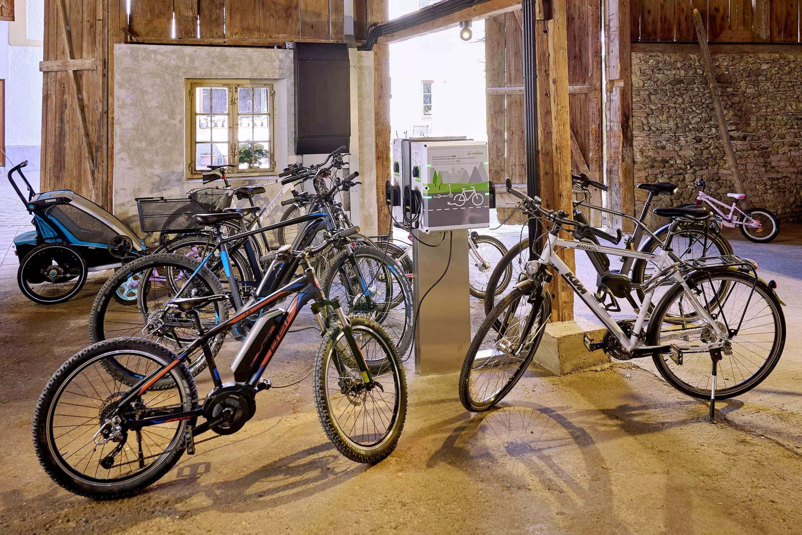 E-Bikes und E-Autos bequem im Urlaub tanken am Moierhof Gstadt