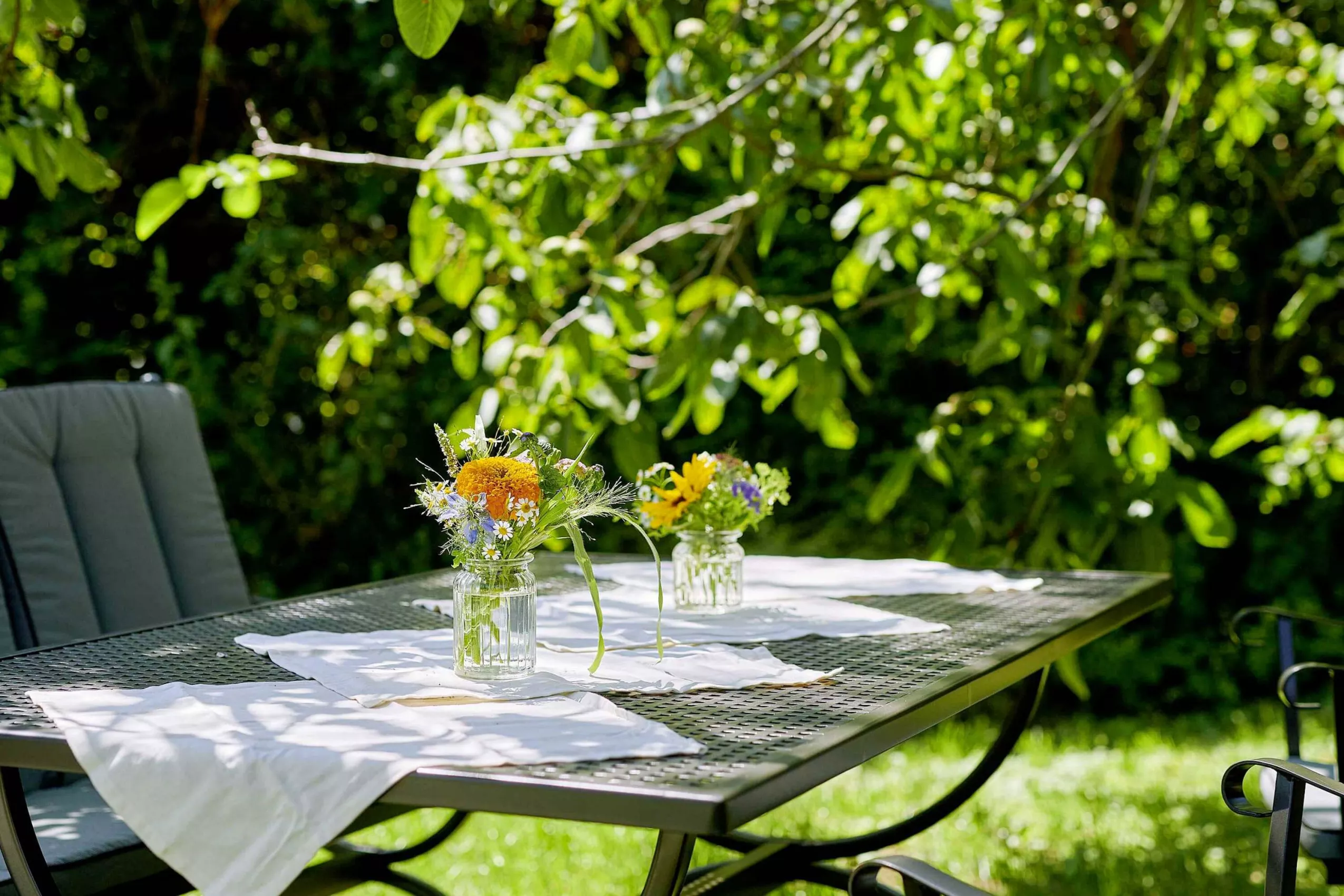 Auszeit im grünen Innenhof Sitzgelegenheiten im Garten am Moierhof Gstadt