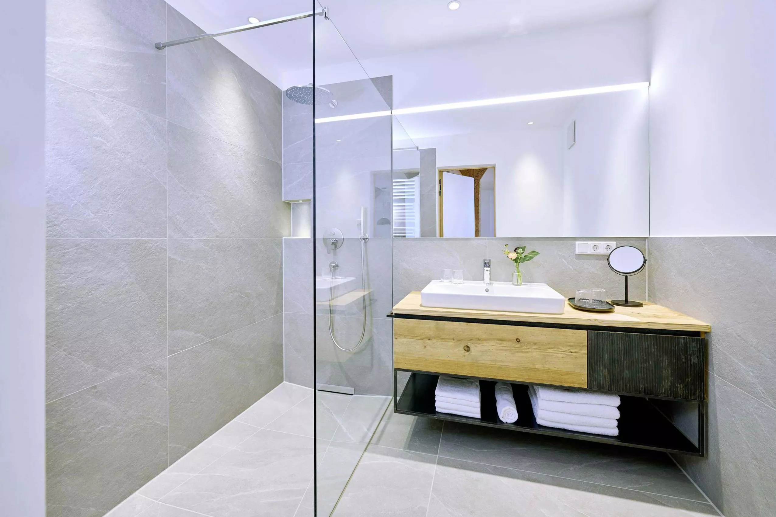 Badezimmer Ferienwohnung Getreidekasten Modernes Ambiente im Badezimmer in Luxus Ferienwohnung Getreidekasten