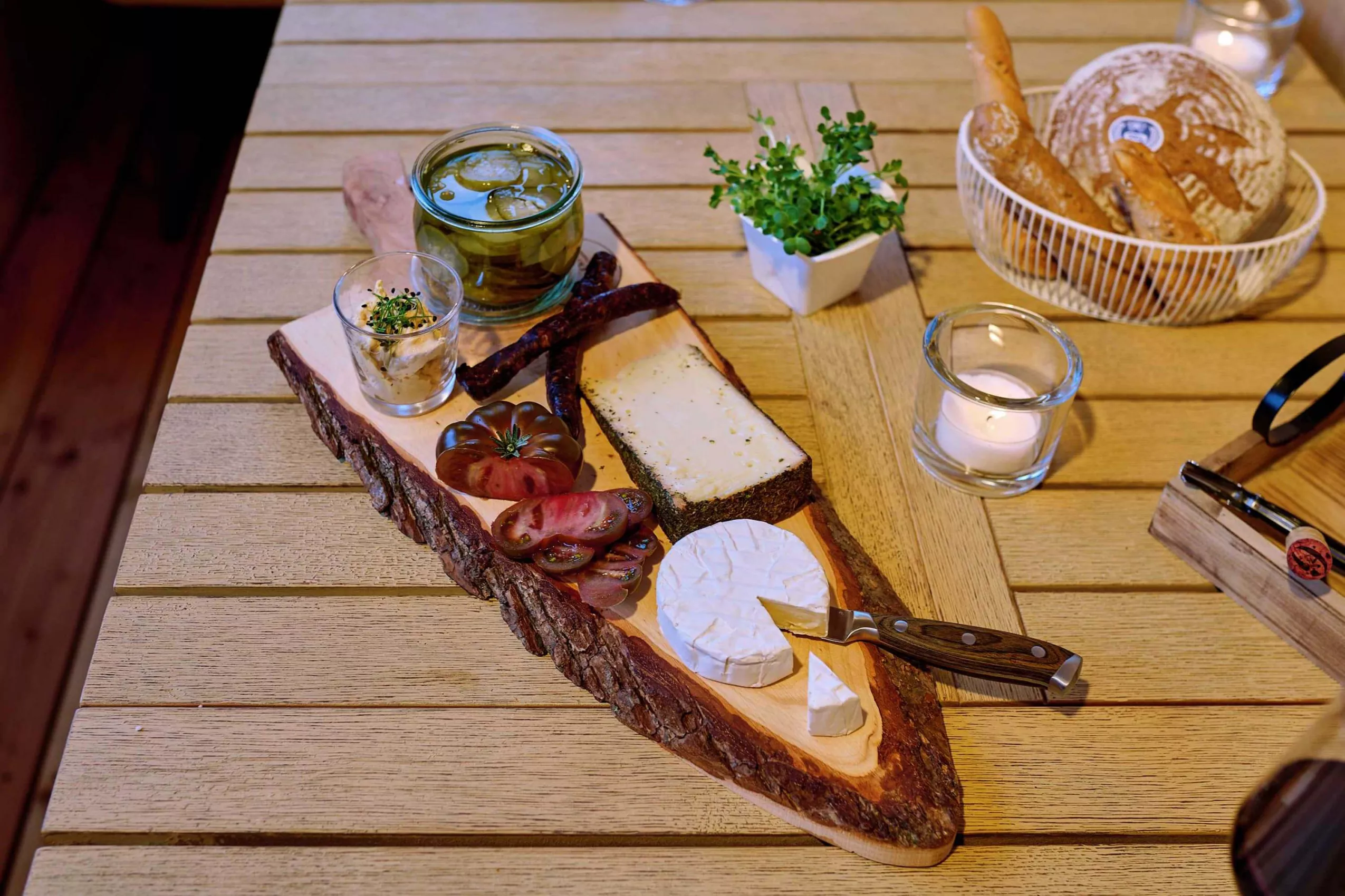 Brotzeit am Abend Einkaufen für die Brotzeit auf dem Balkon der Ferienwohnung am Moierhof Gstadt