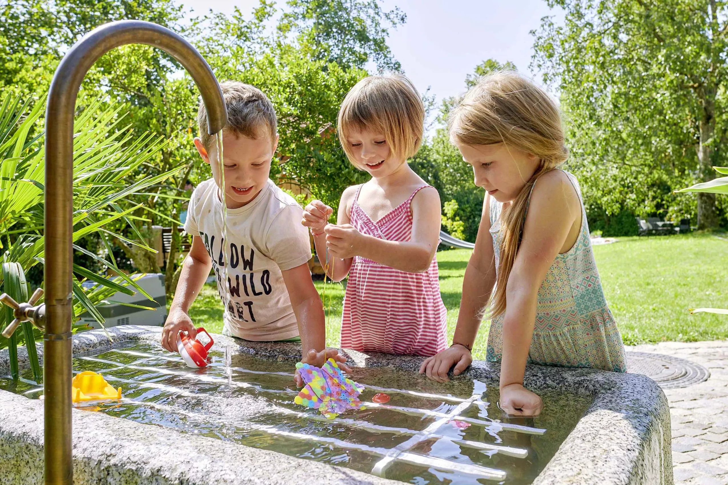Spielen am Wasserbrunnen Innenhof und großer Garten mit Spielwiese