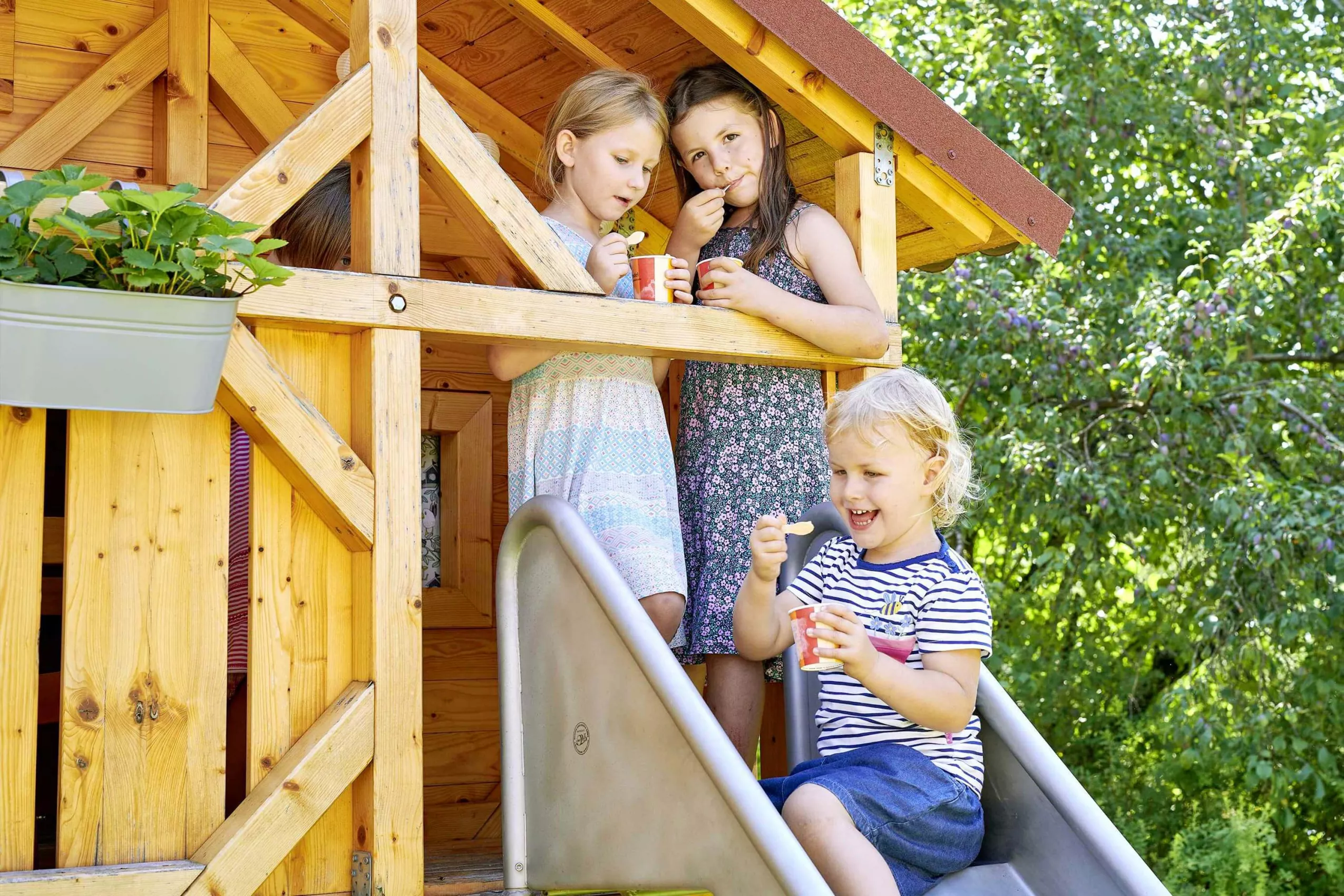 Fröhliches Kinderlachen Spielhaus am Moierhof Gstadt mit Rutsche, Sandkasten, Schaukel