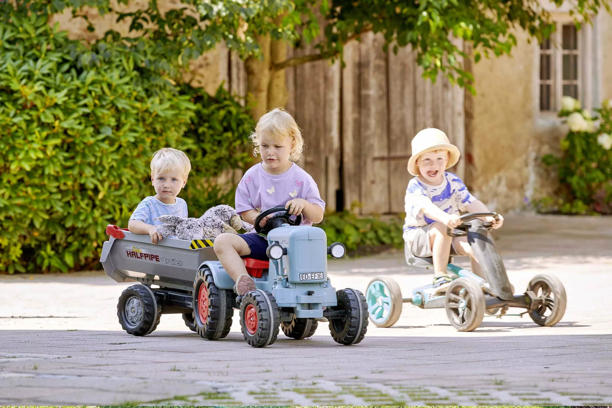 Trettraktoren im Fuhrpark Kinder Fahrzeuge Fuhrpark mit Kettcar Bobby Car Trettraktoren Fahrräder