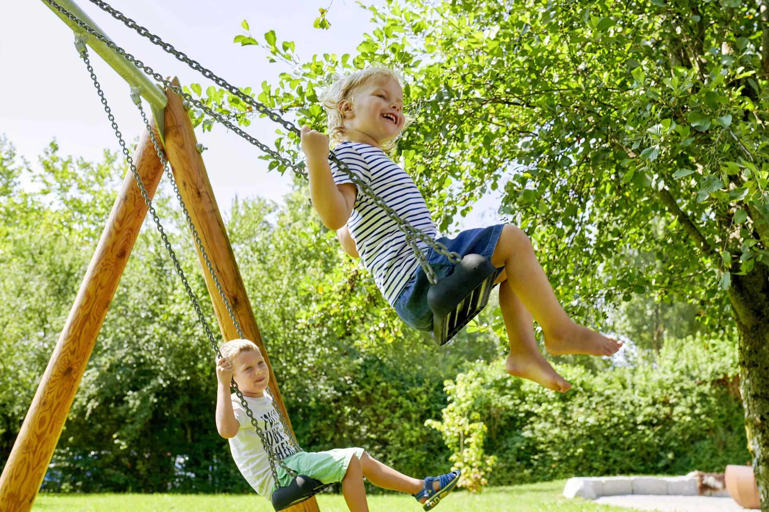 Schaukeln im Garten Spaß für Kinder am hauseigenen Spielplatz