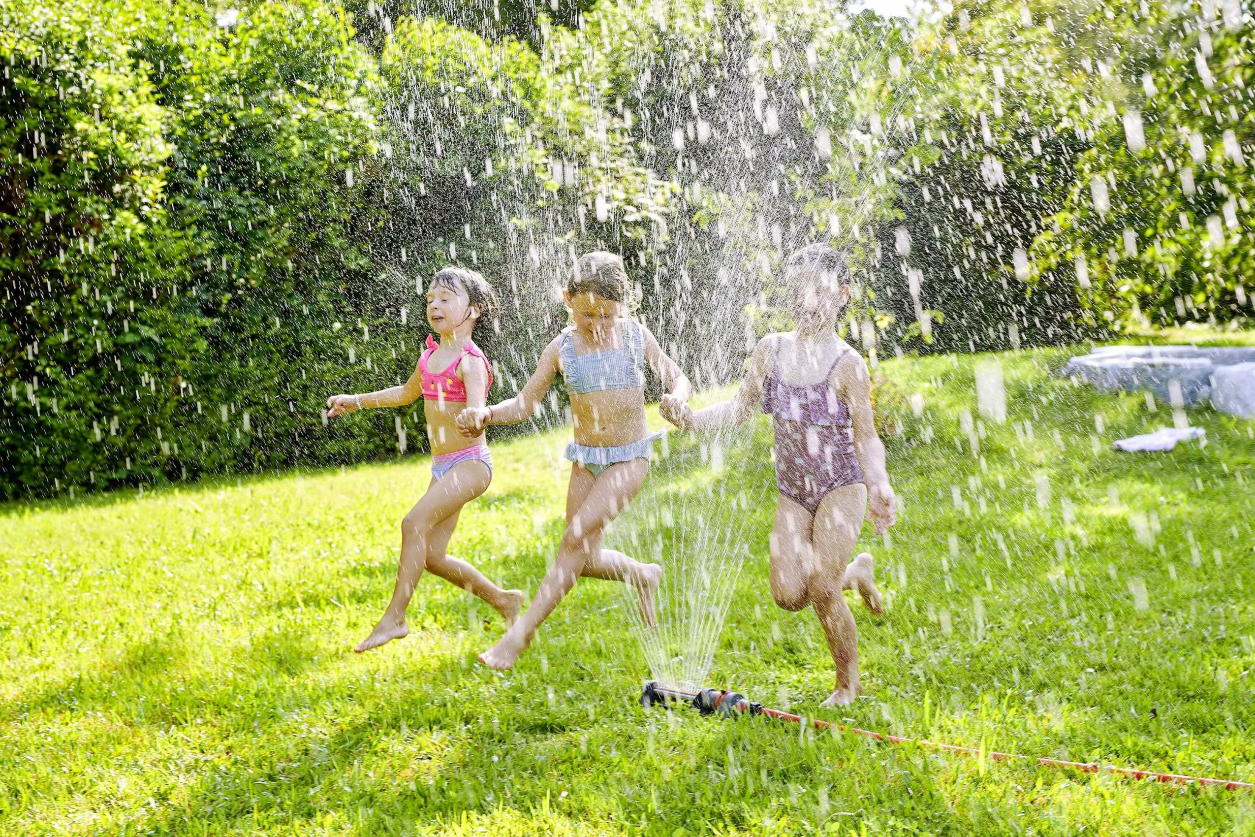 Wasserspaß auf der grünen Wiese Abkühlung im Garten