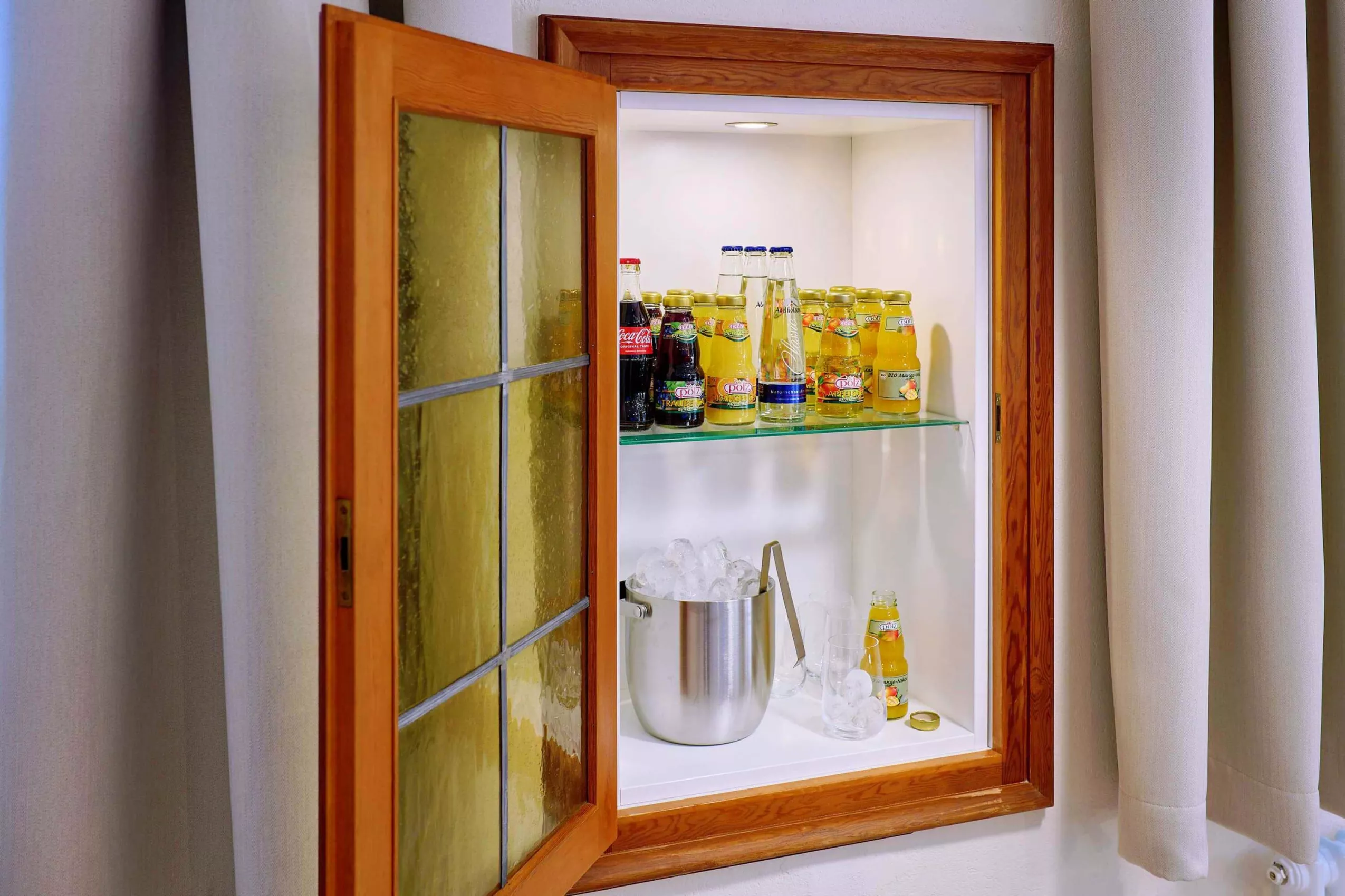 Gekühlte Getränke in der Minibar Büro am Moierhof Gstadt gleich neben der Ferienwohnung