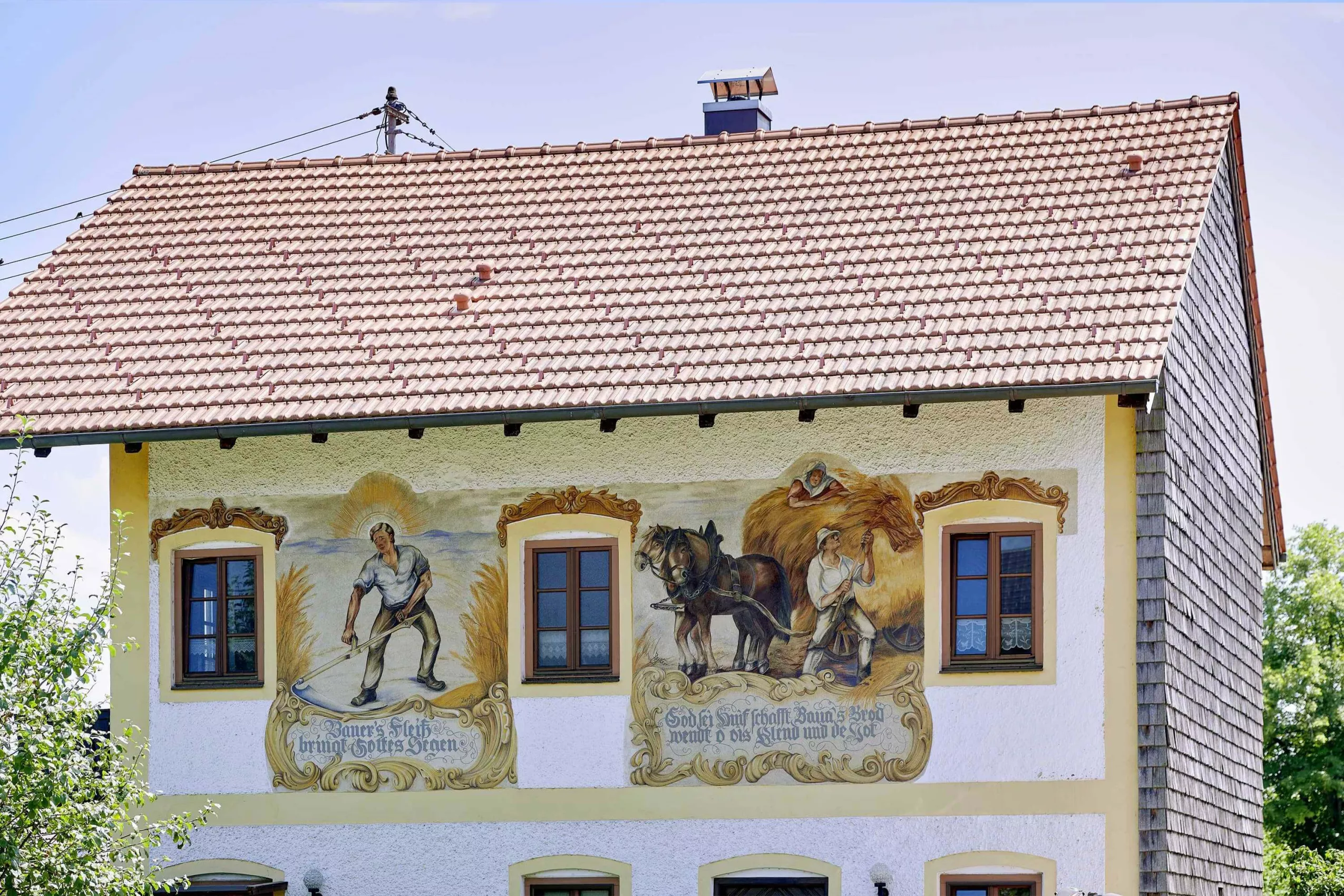 Fassadenmalerei am Austragshaus Baukunst und Malerei