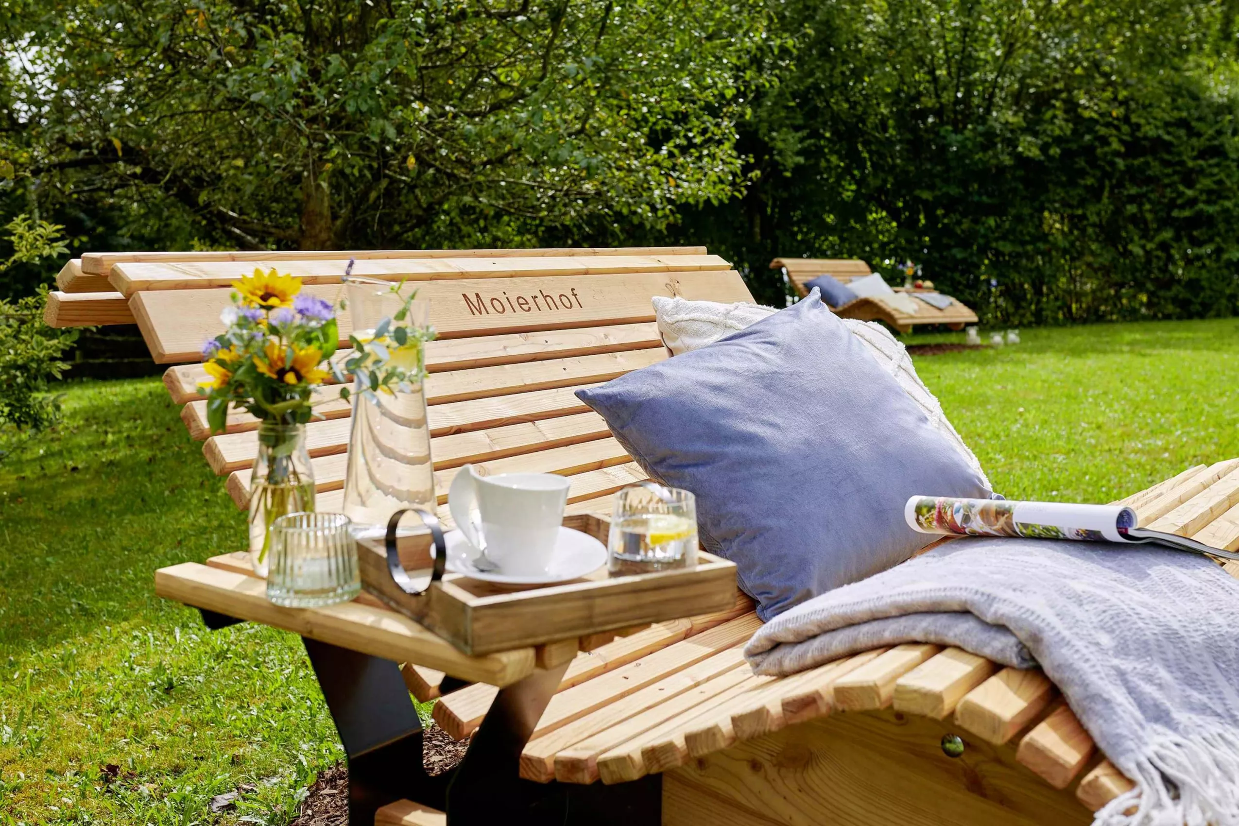 Relaxliegen im Garten am Moierhof Zeit für sich genießen
