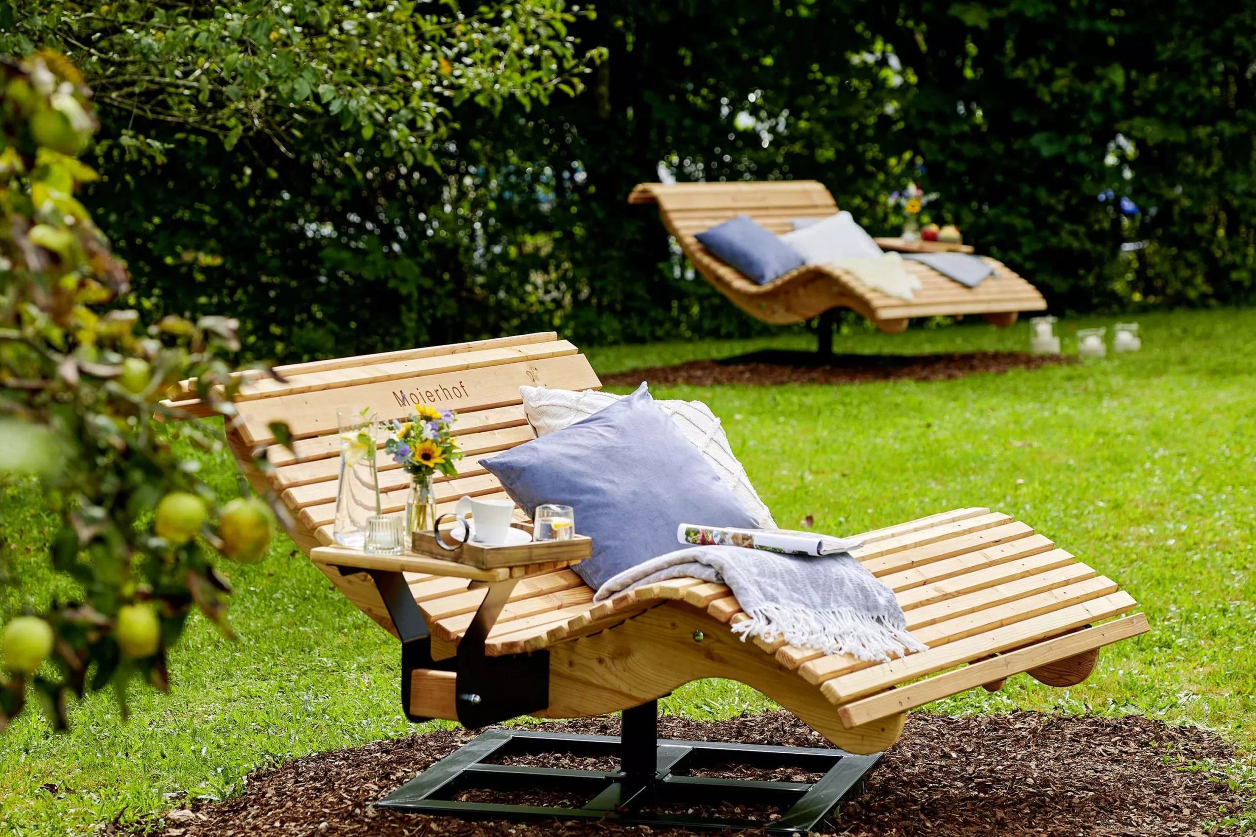 Erholen und Chillen mit Baby oder Kleinkind auf Relaxliegen im Garten am Moierhof Gstadt