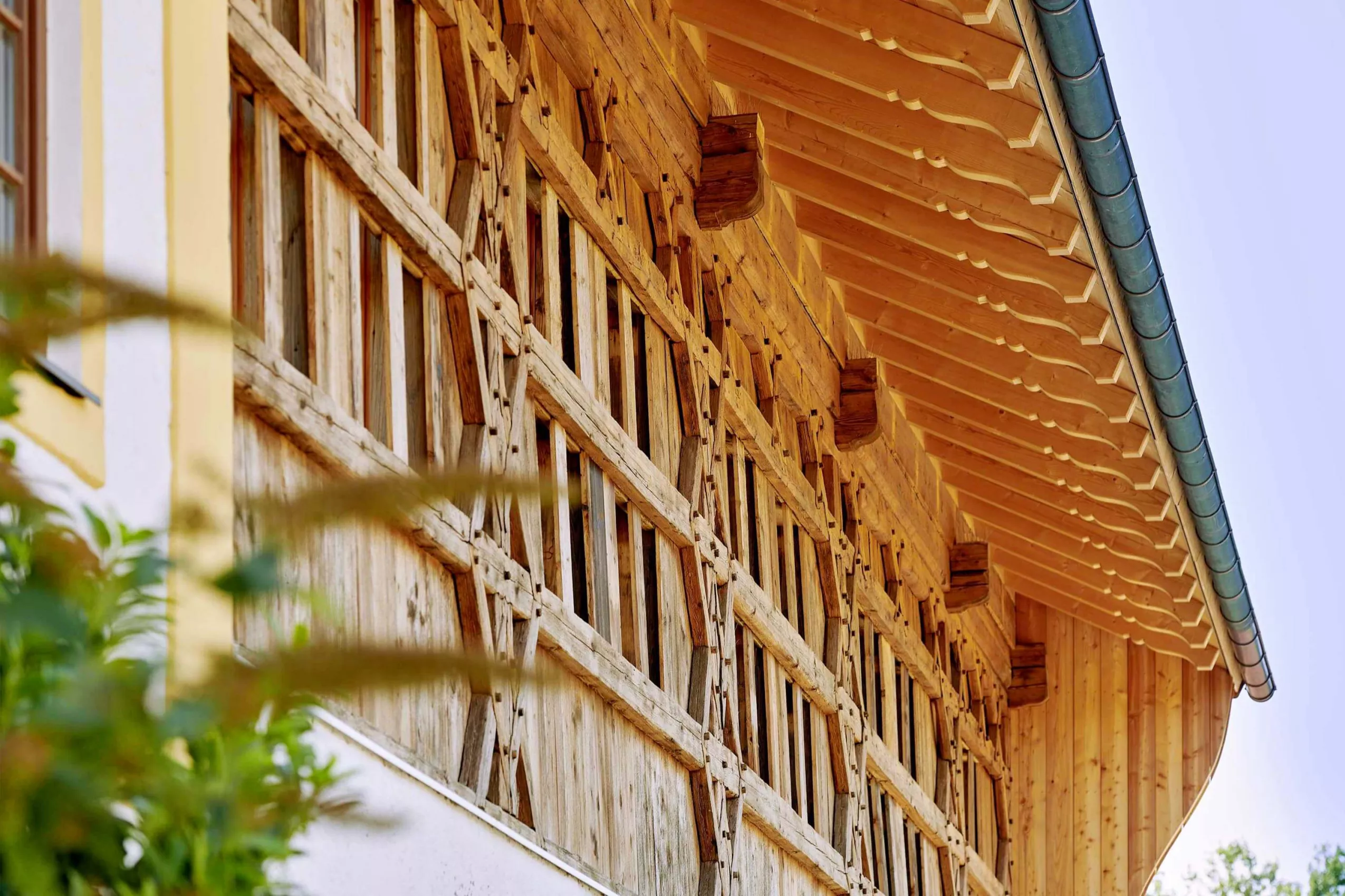 Holzfassade mit traditionellem Bundwerk denkmalgeschützter historischer Hof