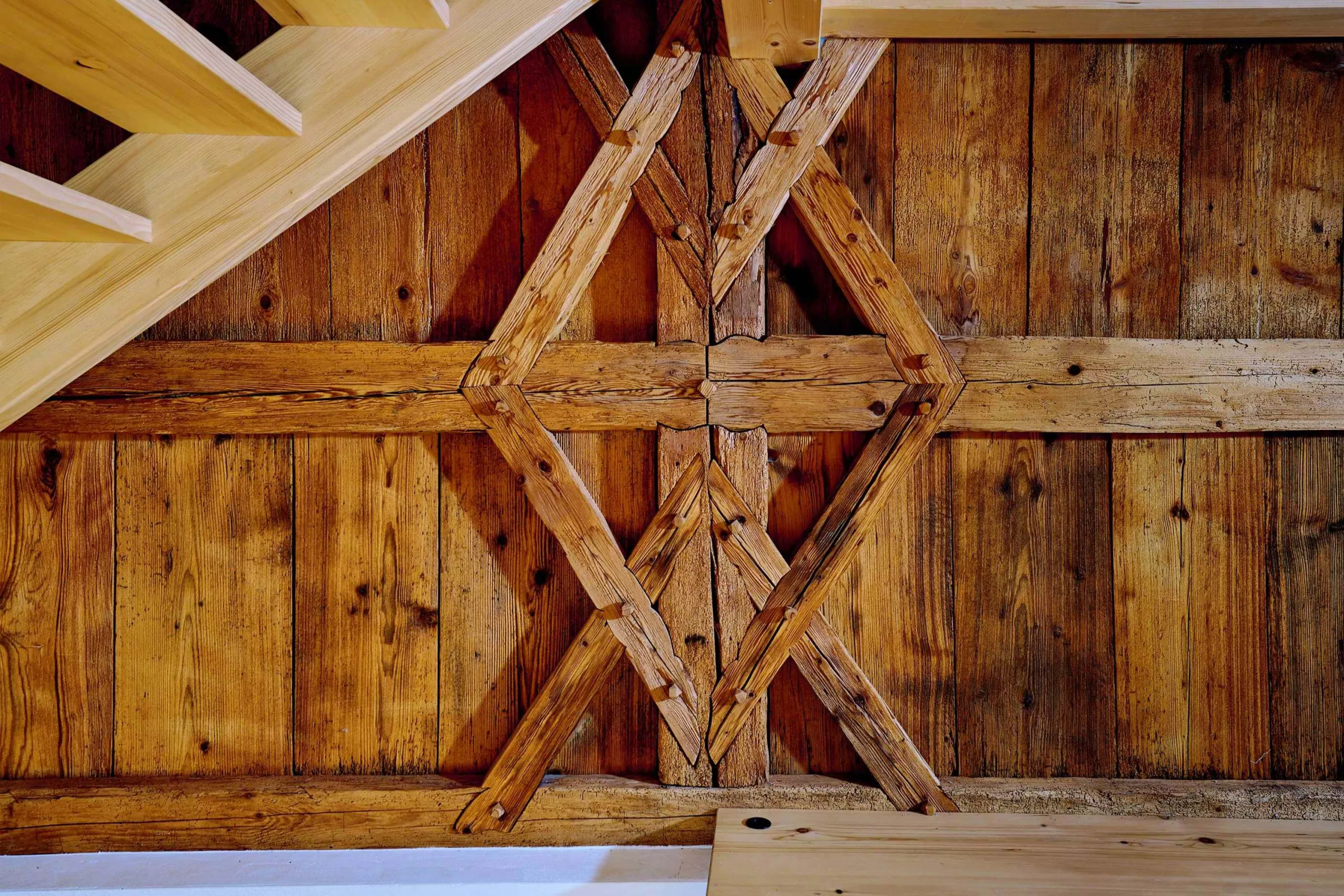 traditionelle Handwerkskunst Zierbundwerk aus Altholz bewahren