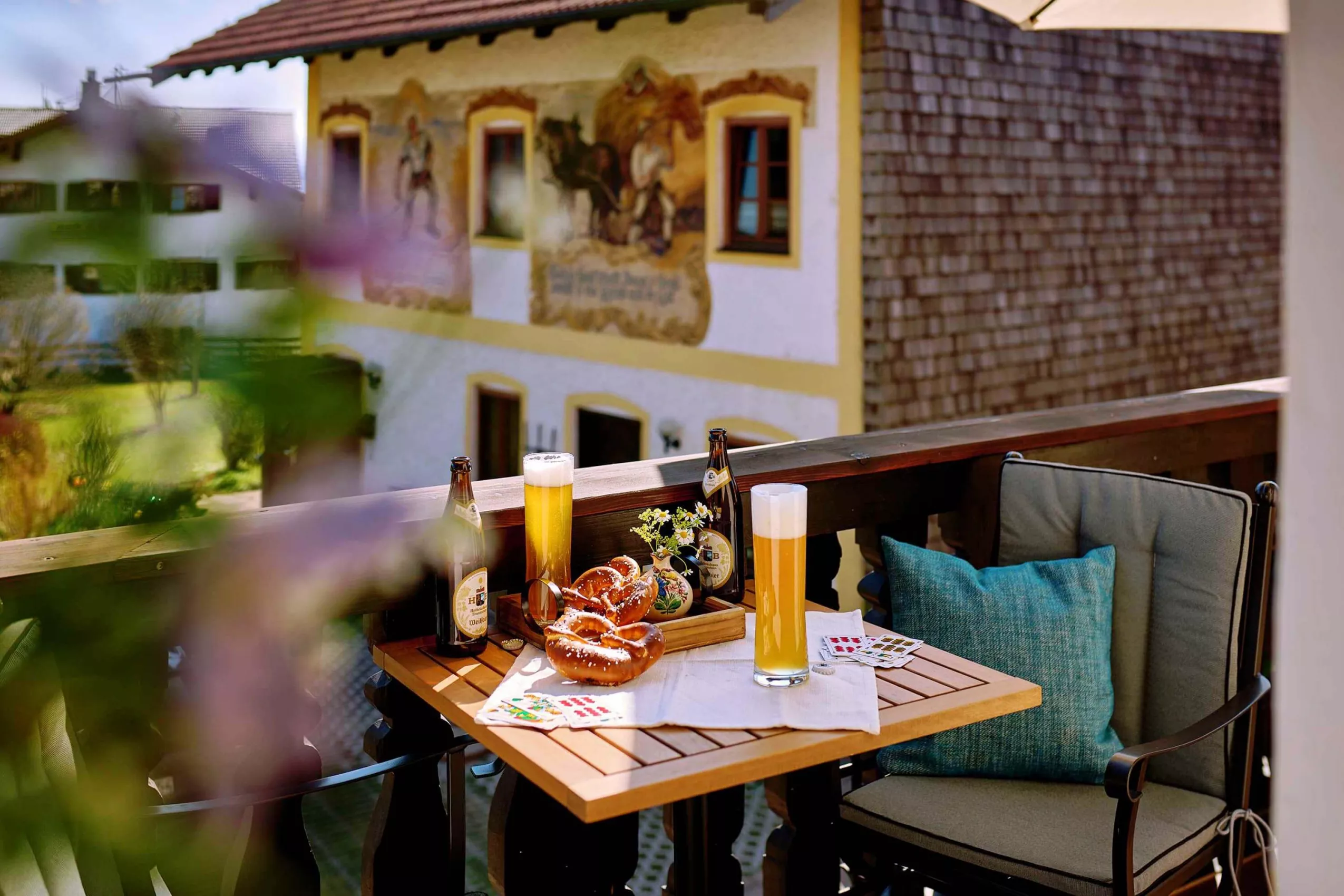 Weißbier-Genuss in Bayern Brotzeit auf dem Balkon am Moierhof