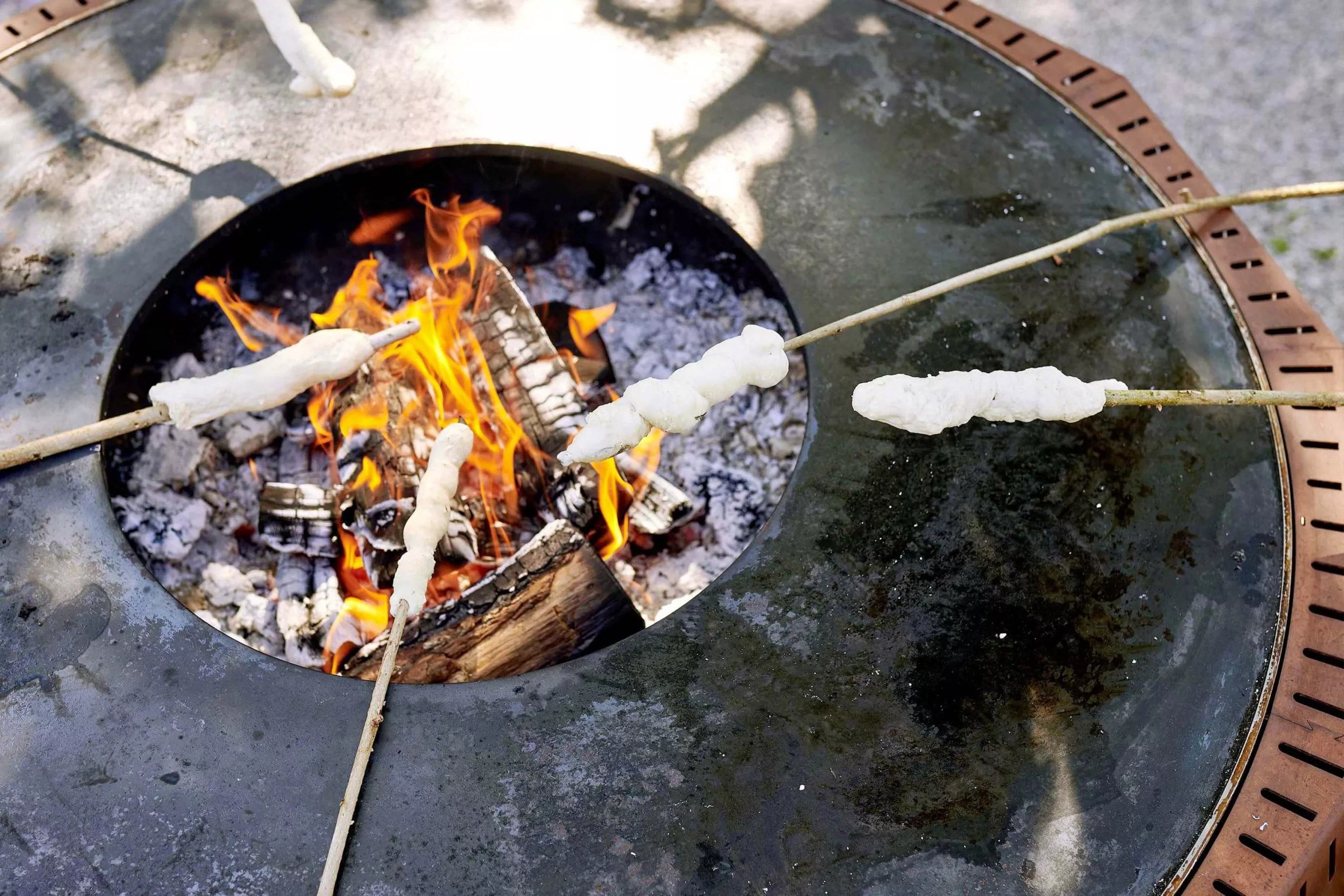 Stockbrot Abenteuer am Grill Stockbrot backen an der Feuerschale