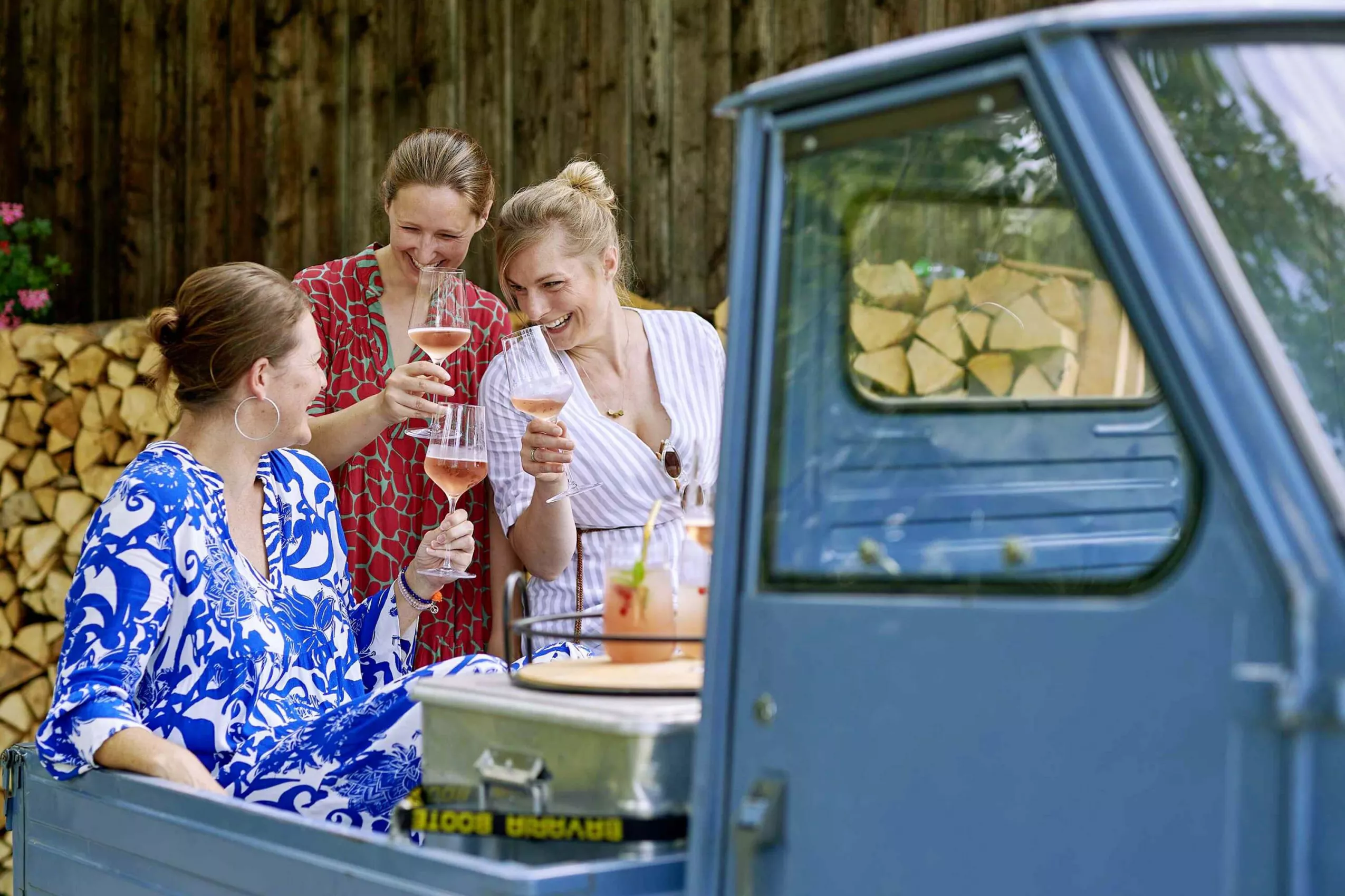 Entspannter Grillabend mit Freunden Grillen und Chillen im Garten im Innenhof am Moierhof Gstadt Chiemsee