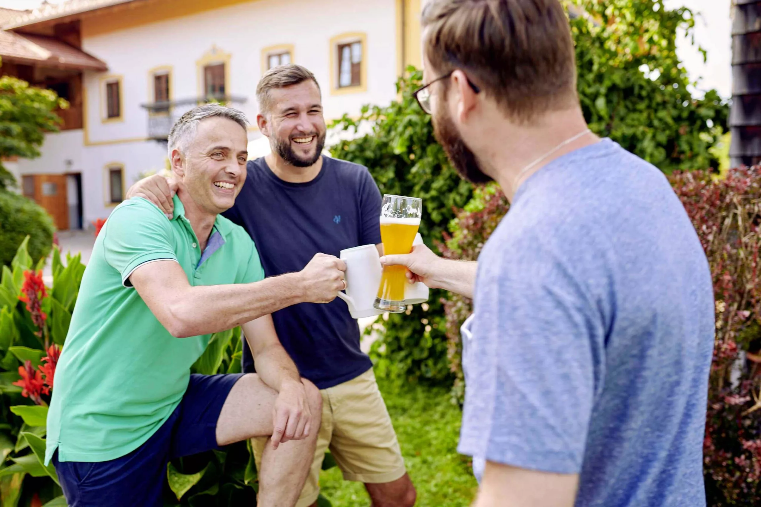 Gemütlicher Innenhof am Moierhof Gstadt Sundowner genießen mit Freunden im Garten