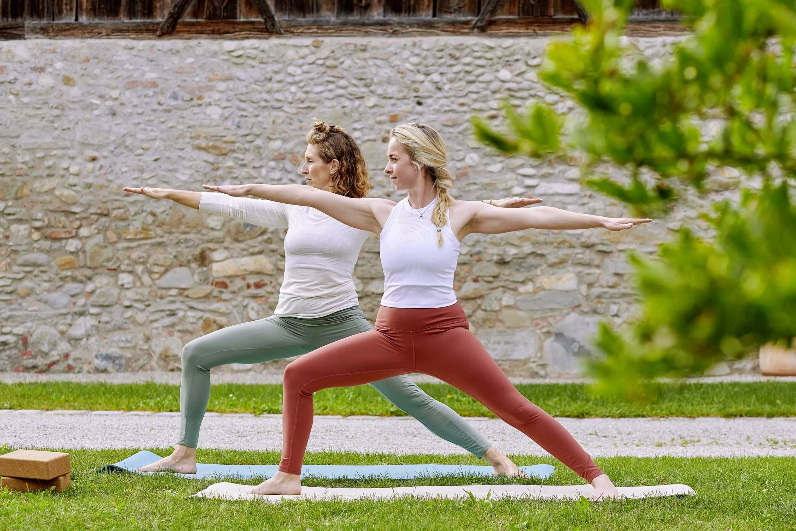 Bewusste Bewegung unter freiem Himmel Anregende Yoga-Praxis