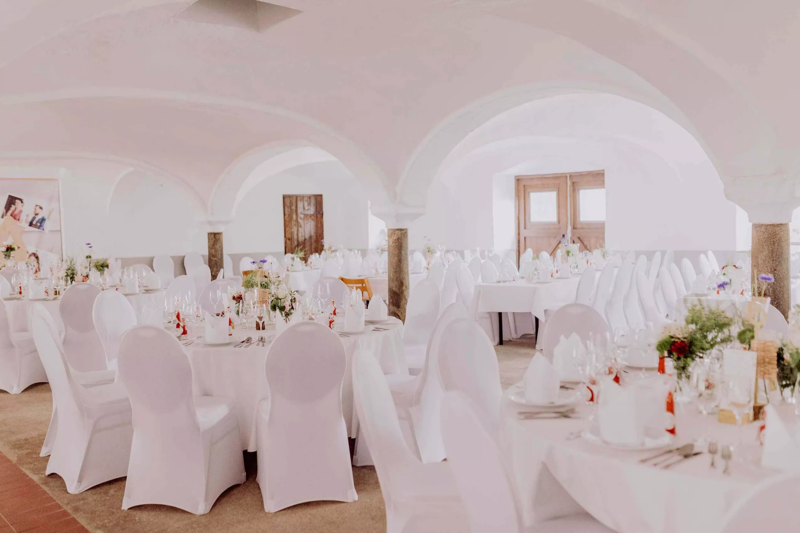 Traumhochzeit unter Gewölbebögen Unvergessliches Ambiente am Moierhof