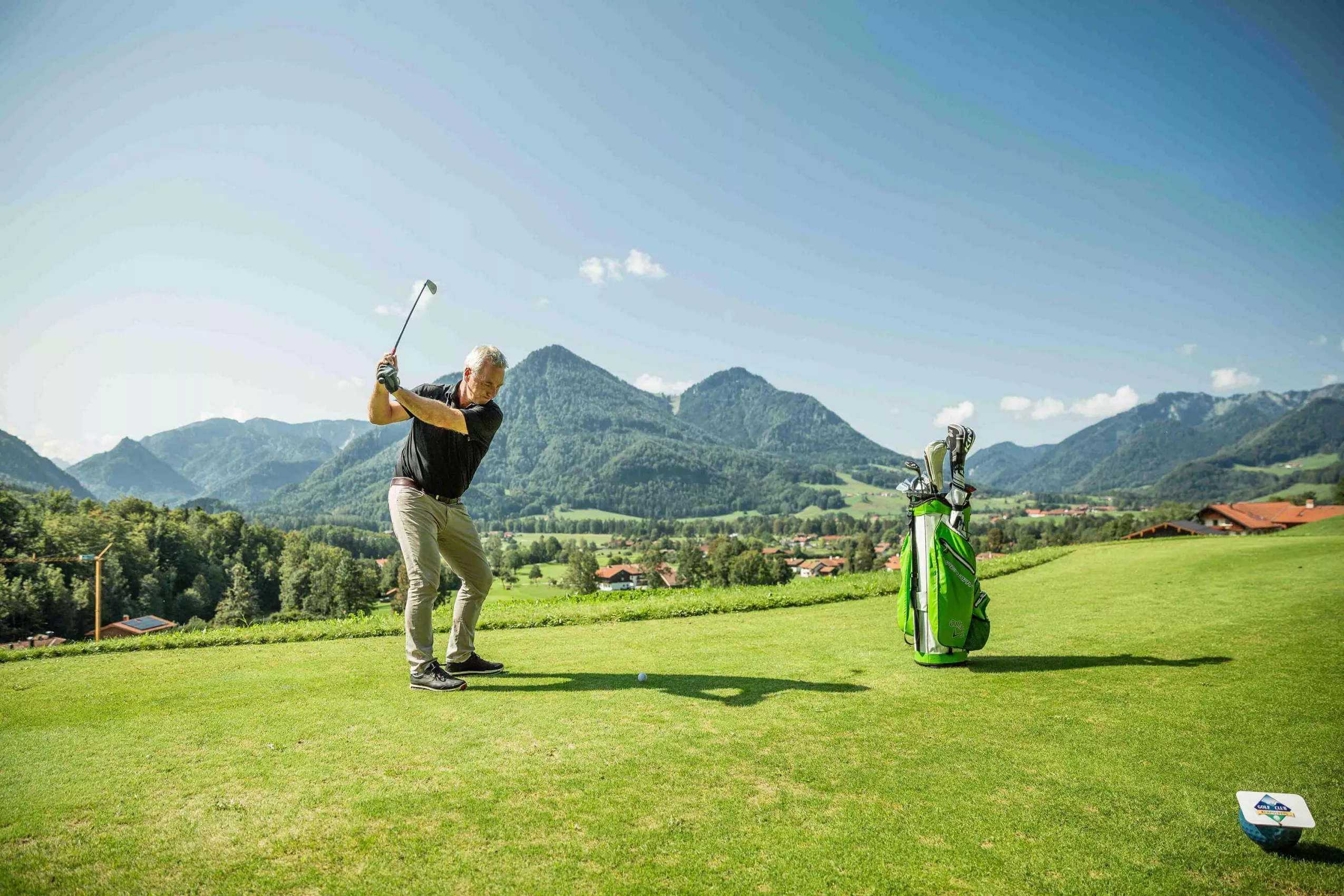 Golfsport mit Panoramablick Golf spielen mit Blick auf die Alpen