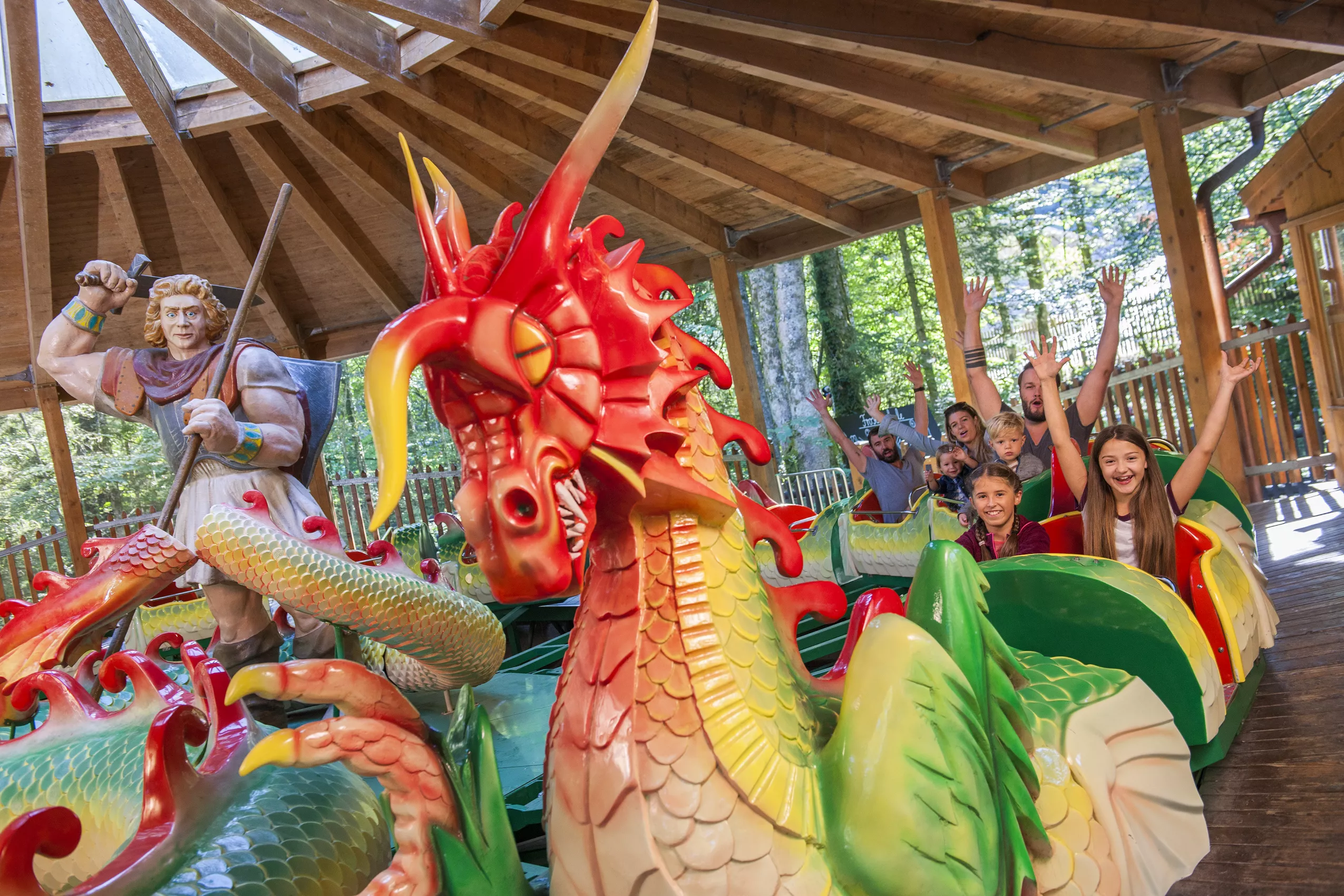 Drachen im Freizeitpark Spiel und Spaß Urlaubserlebnis für Kinder am Moierhof Gstadt
