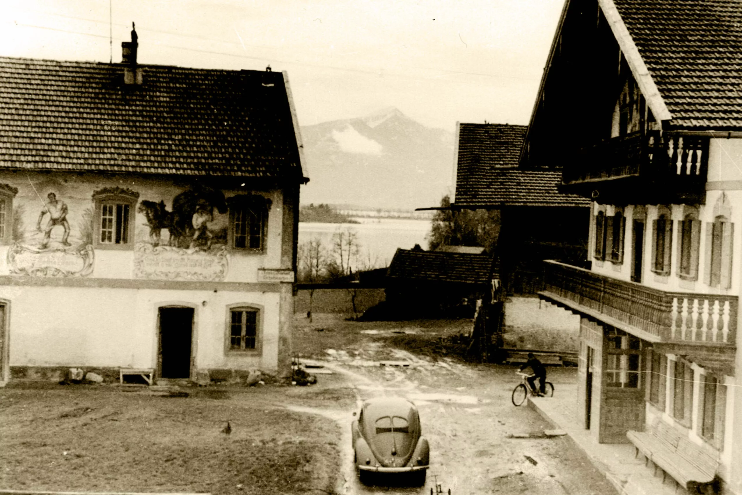 der Moierhof Gstadt damals Fassadenkunst und Blick auf den Chiemsee