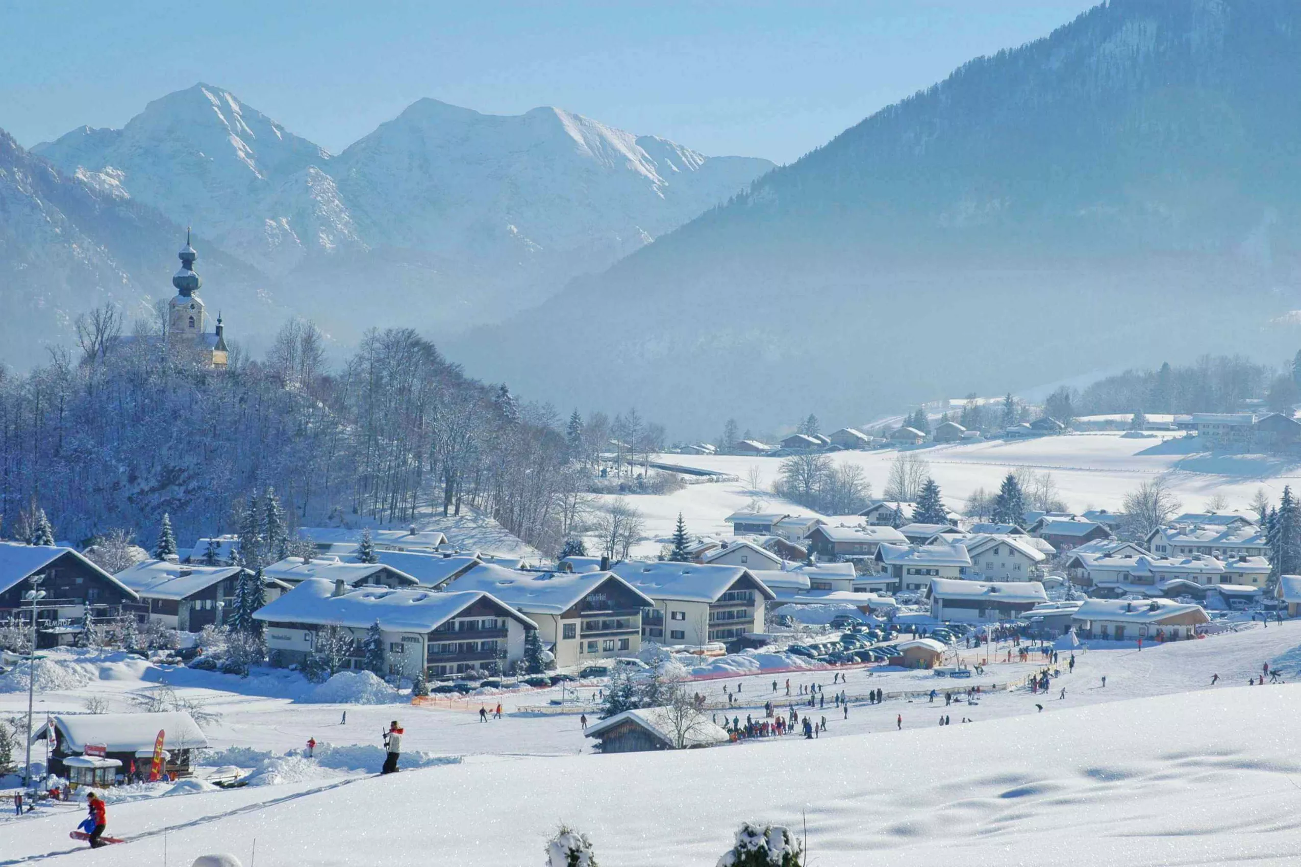 Winterlich verschneite Dörfer Stimmungsvoller Advent in den Bergen