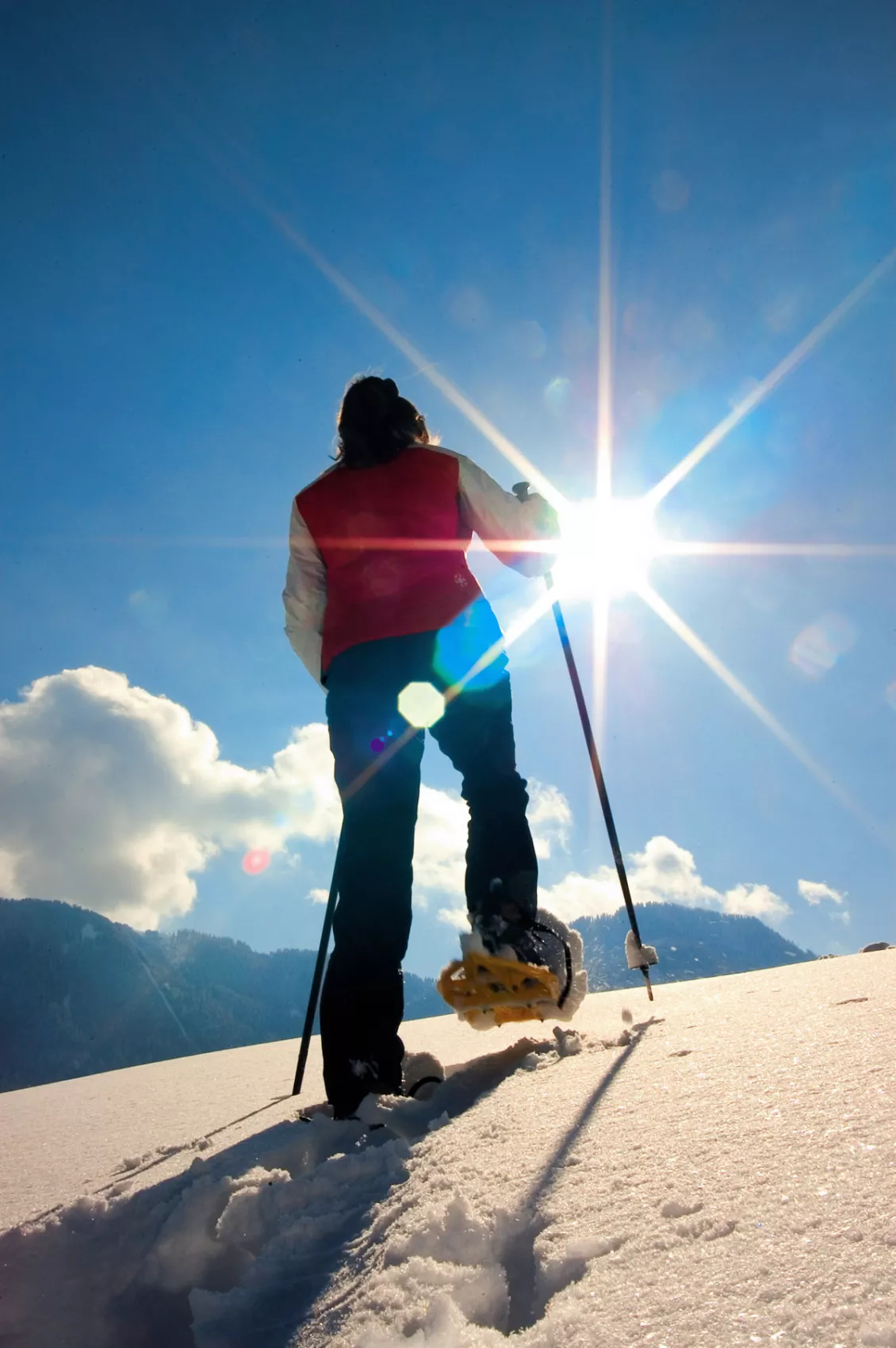 Spuren im Schnee hinterlassen ein besonderes Naturerlebnis im Winter beim Schneeschuhwandern
