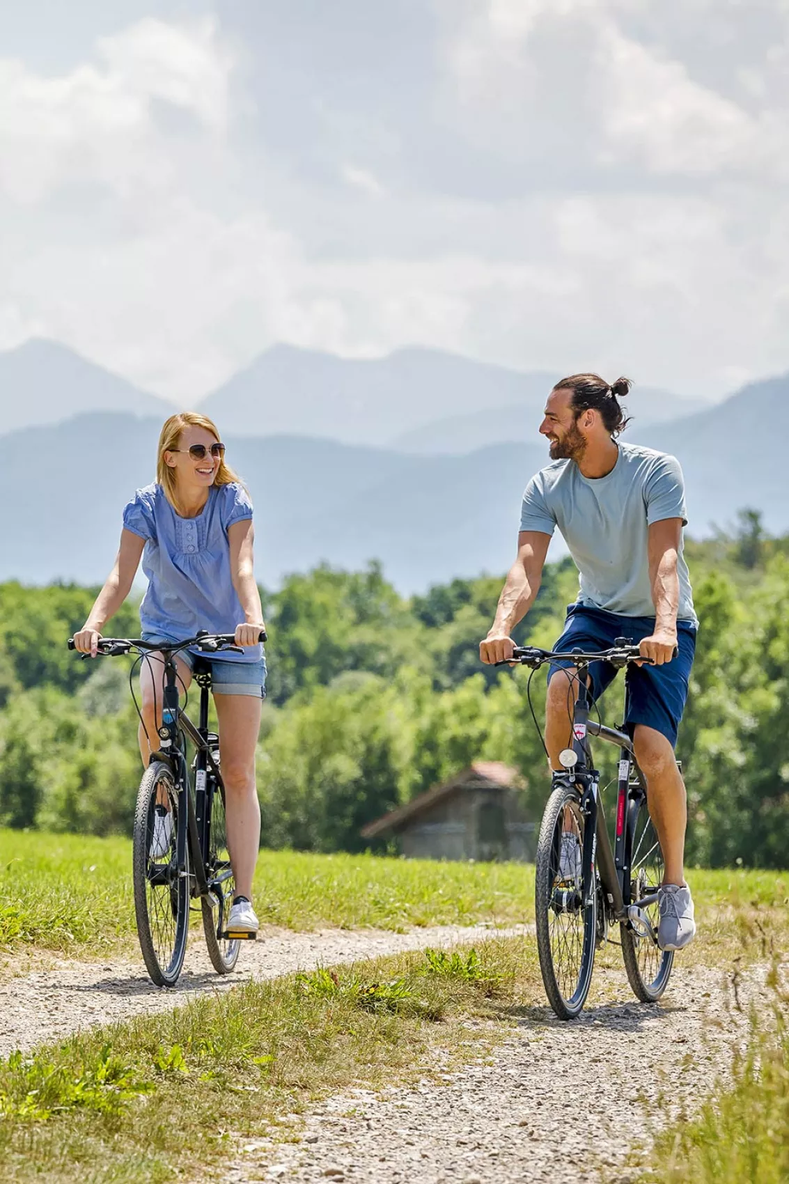 Natur in der Freizeit oder Urlaub erkunden mit dem Fahrrad