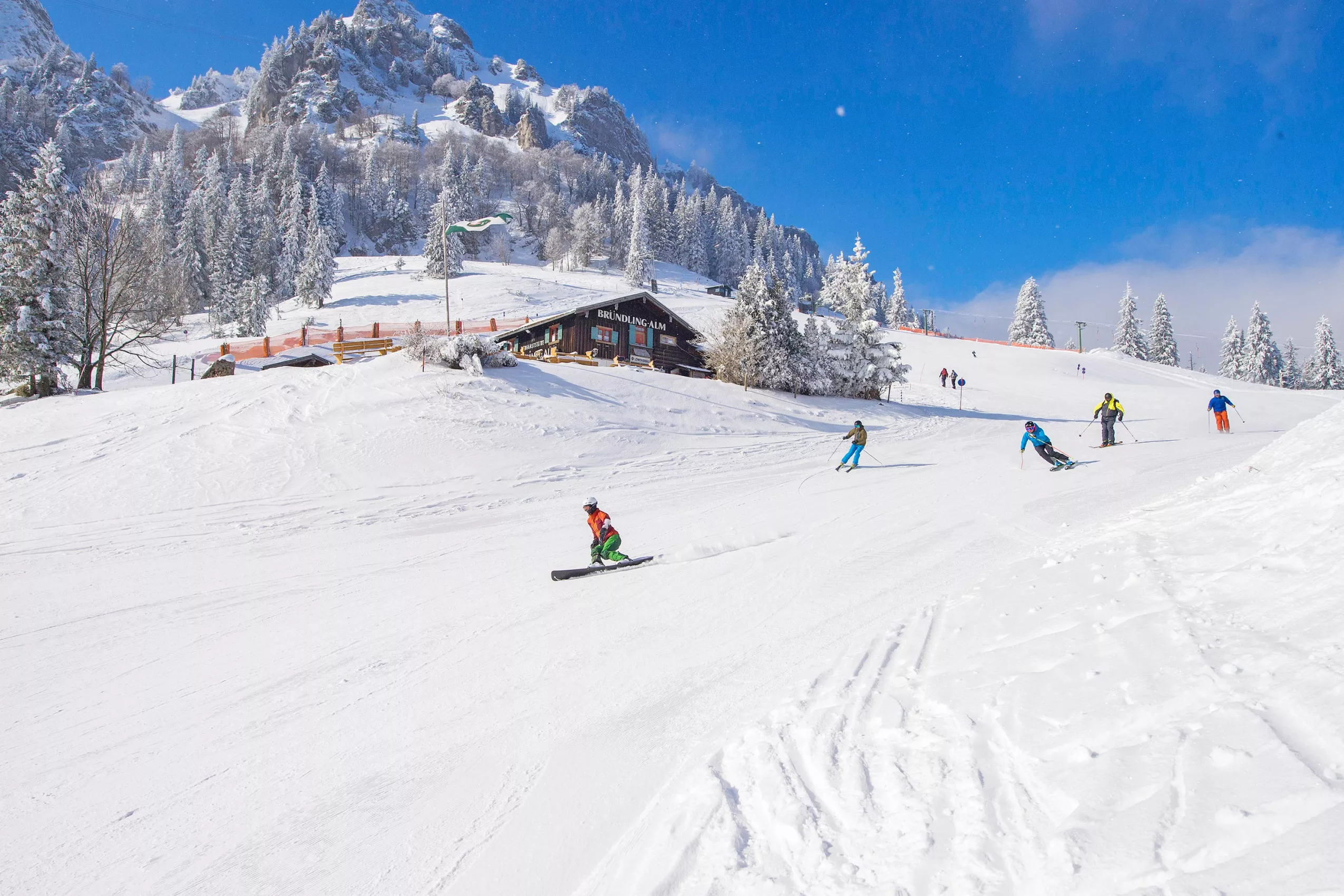 Winterspaß in den Bayerischen Alpen Wintersport mit Schnee in den Chiemgauer Bergen mit der ganzen Familie Skifahren