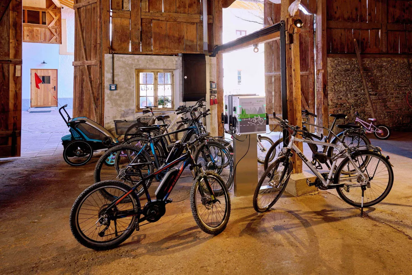 Ideal für ausgedehnte Radtouren Fahrradgarage mit Ladestation