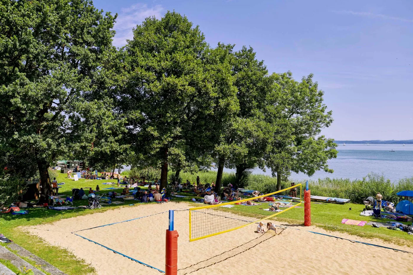 Sport und Spaß am Chiemseeufer Gstadt Beachvolleyball am Chiemsee