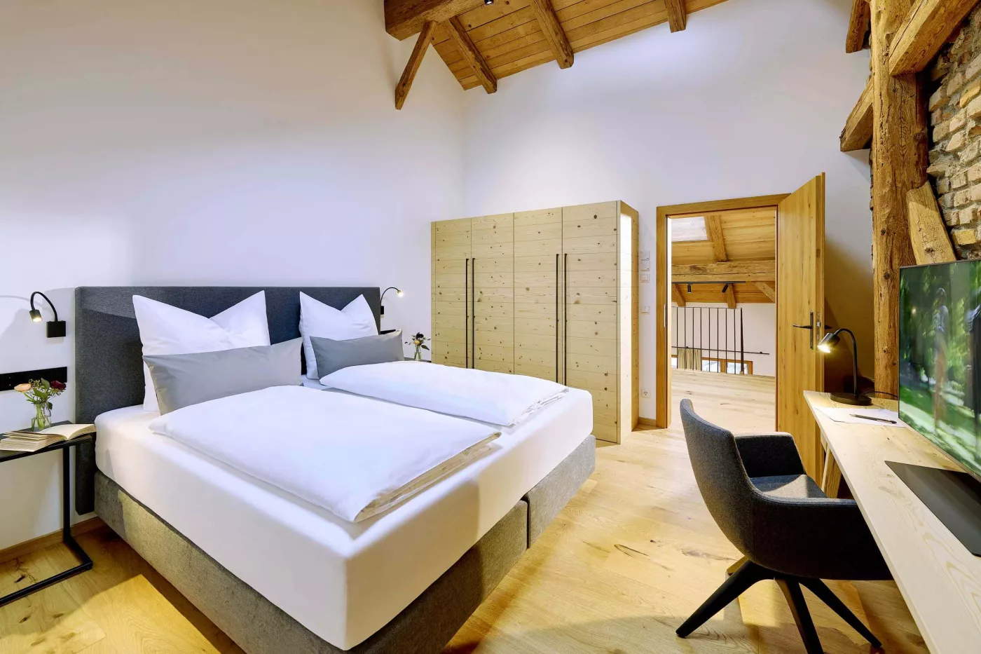 Schlafzimmer Ferienwohnung Getreidekasten 5-Sterne Ferienwohnung Getreidekasten am Moierhof Gstadt am Chiemsee