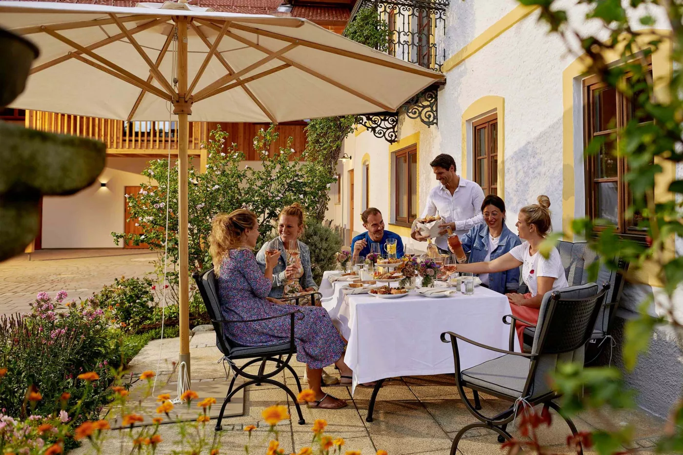 Gemütlicher Sommerabend im Innenhof Relaxen Erholen Entspannen Entschleunigen Chillen