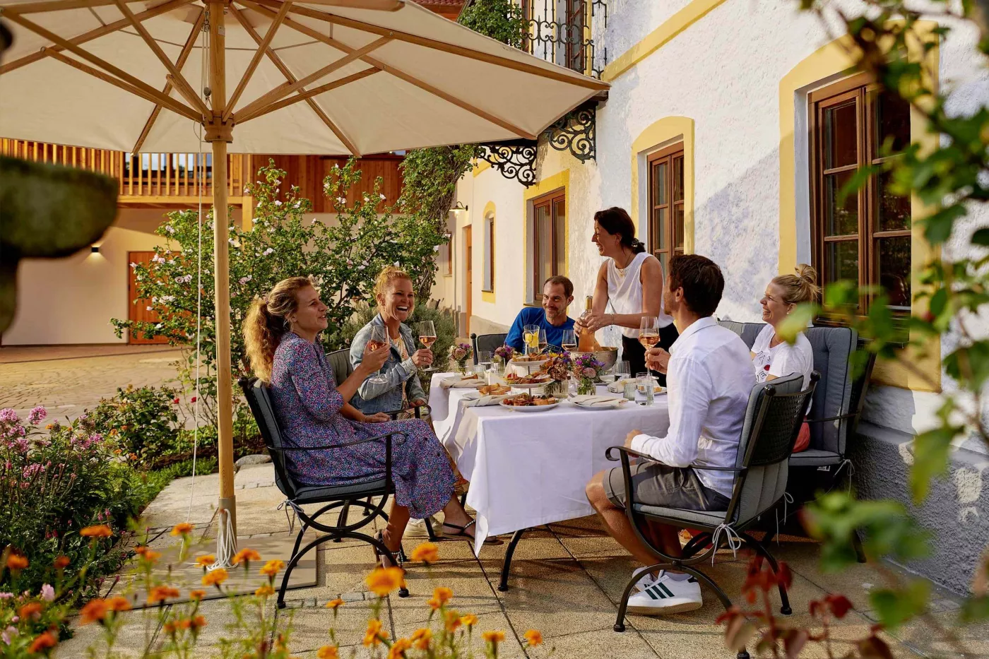 Idylle auf der Terrasse im Innenhof Pia und Jakob Straßwender Gstadt Chiemsee Oberbayern