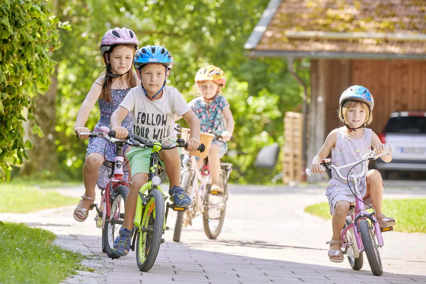 Fahrrad fahren über den Hof Kinderfreundlicher Moierhof Gstadt Familienurlaub im Chiemgau Oberbayern
