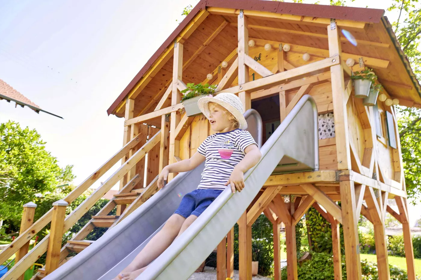 Rutschen am Spielhaus Spiel Spaß Bewegung Natur frische Luft beim Spielen