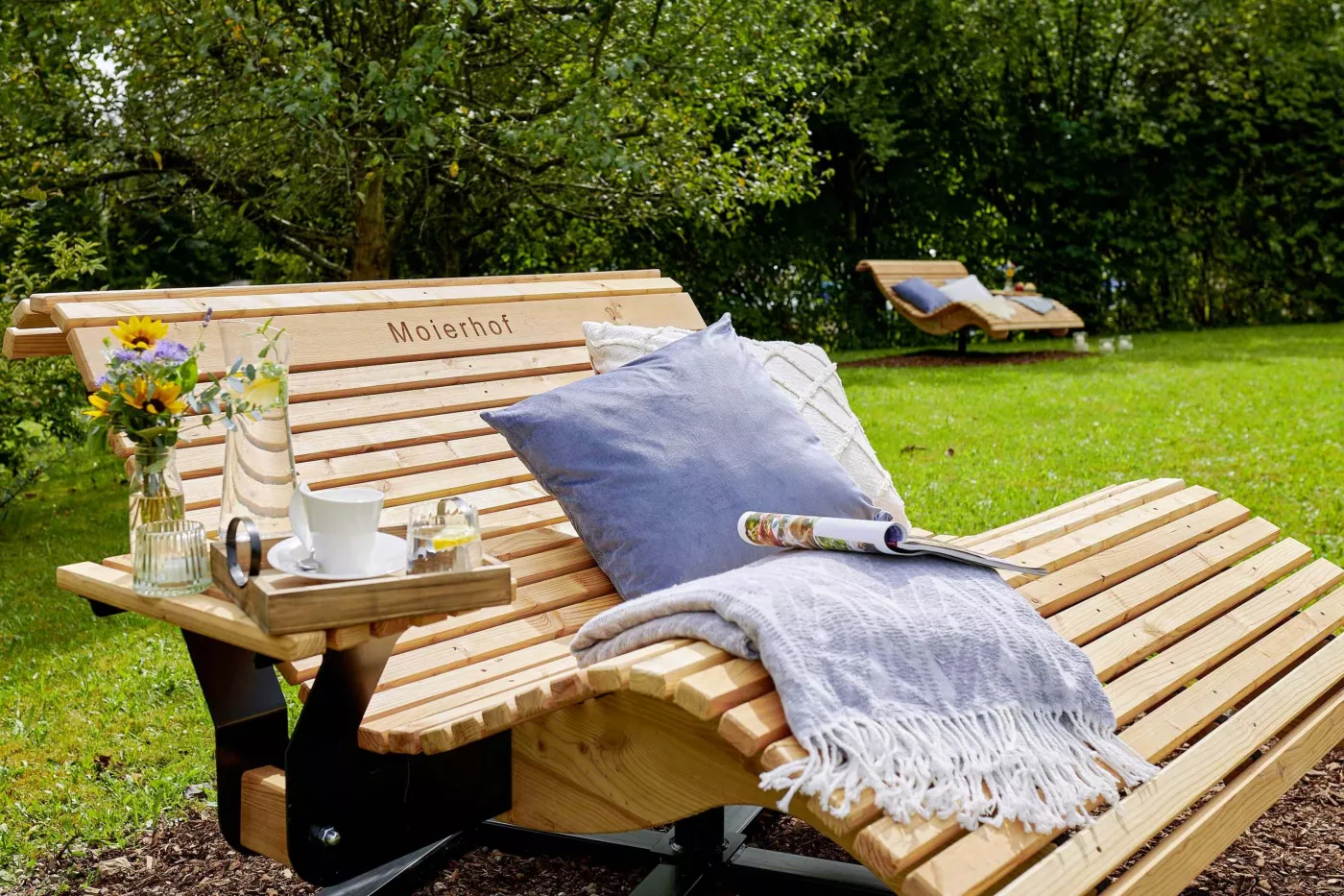 After-Work-Auszeit am Moierhof Gstadt Holzliegen bequem relaxen im Garten