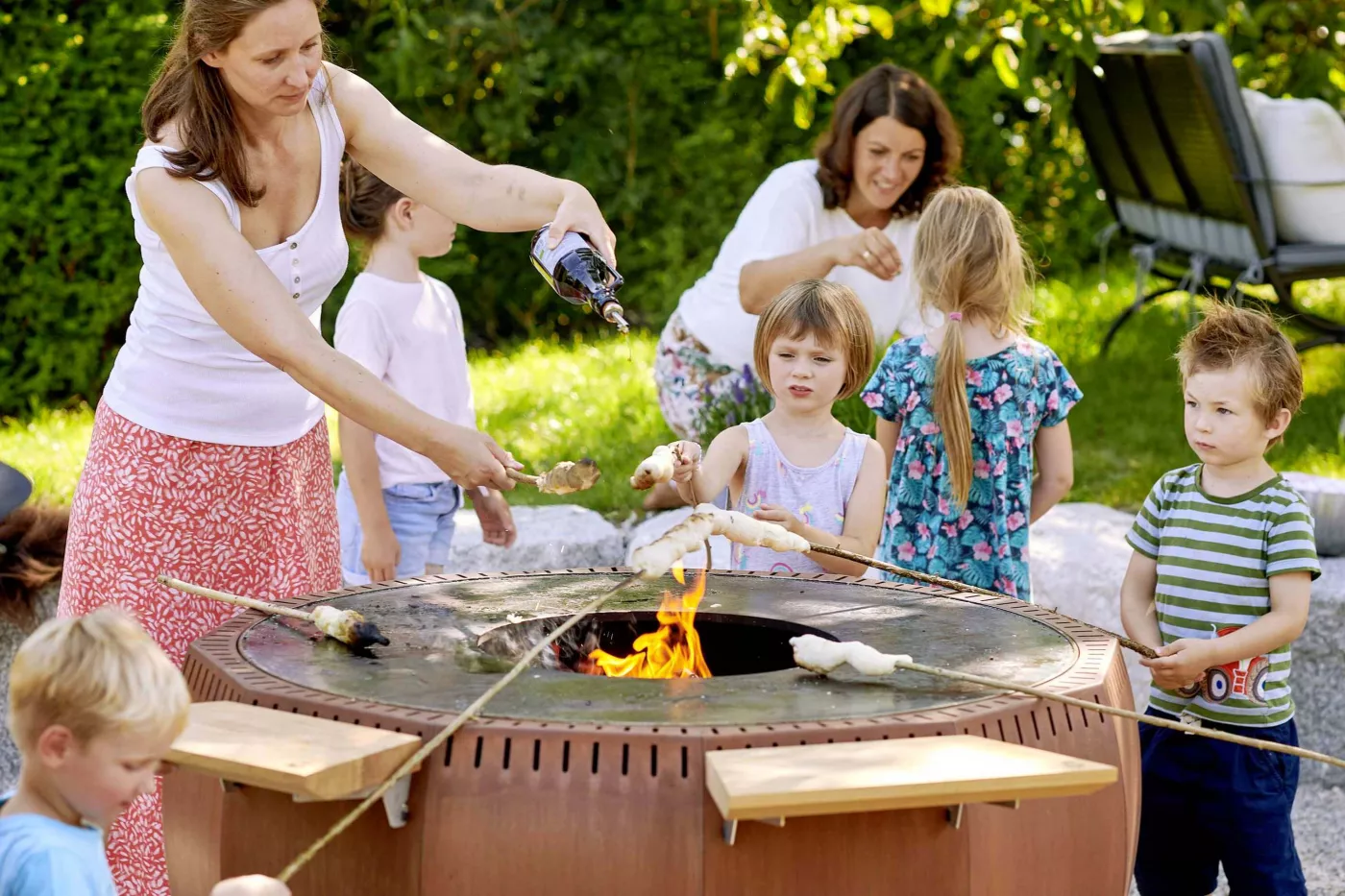 Lagerfeuer mit Stockbrot Abenteuer am Lagerfeuer mit Stockbrot grillen am Kugelblitzgrill