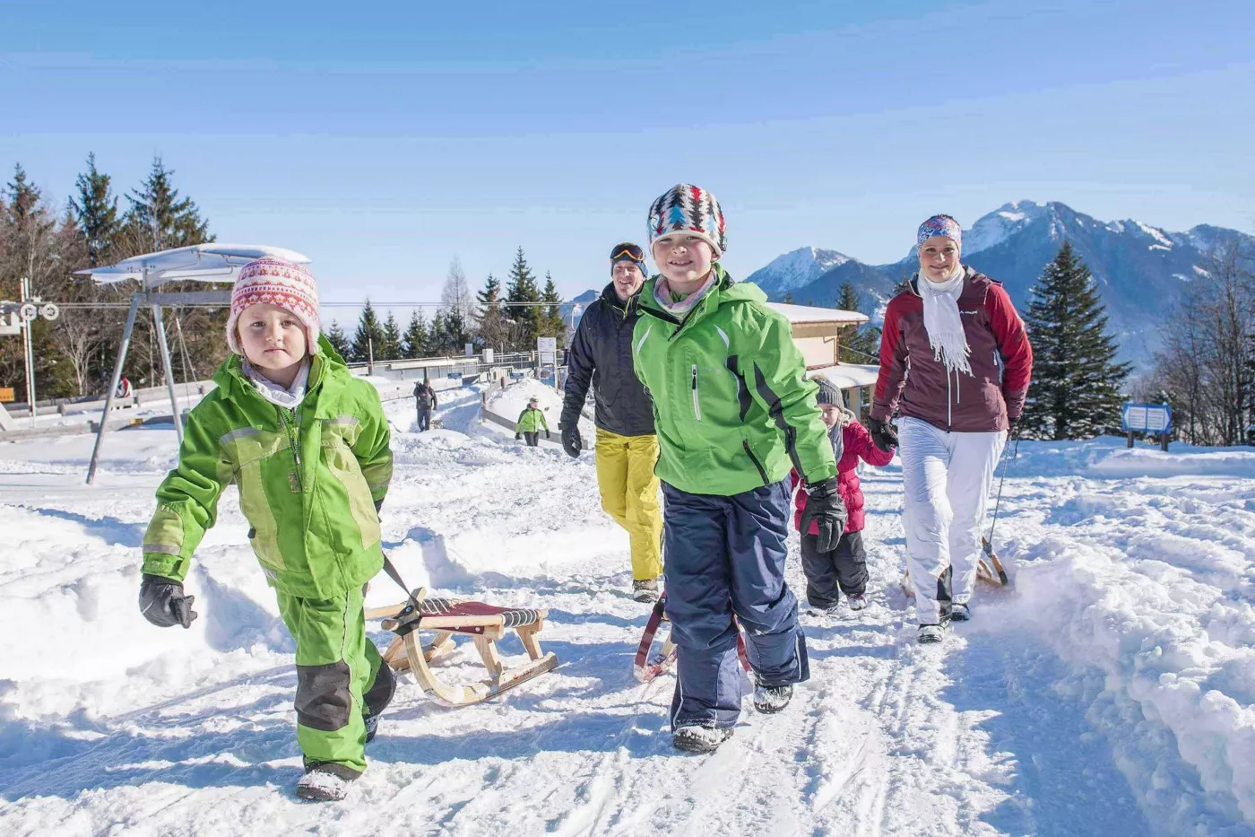 Schlitten fahren mit der Familie Winterspaß im Schnee mit dem Rodel
