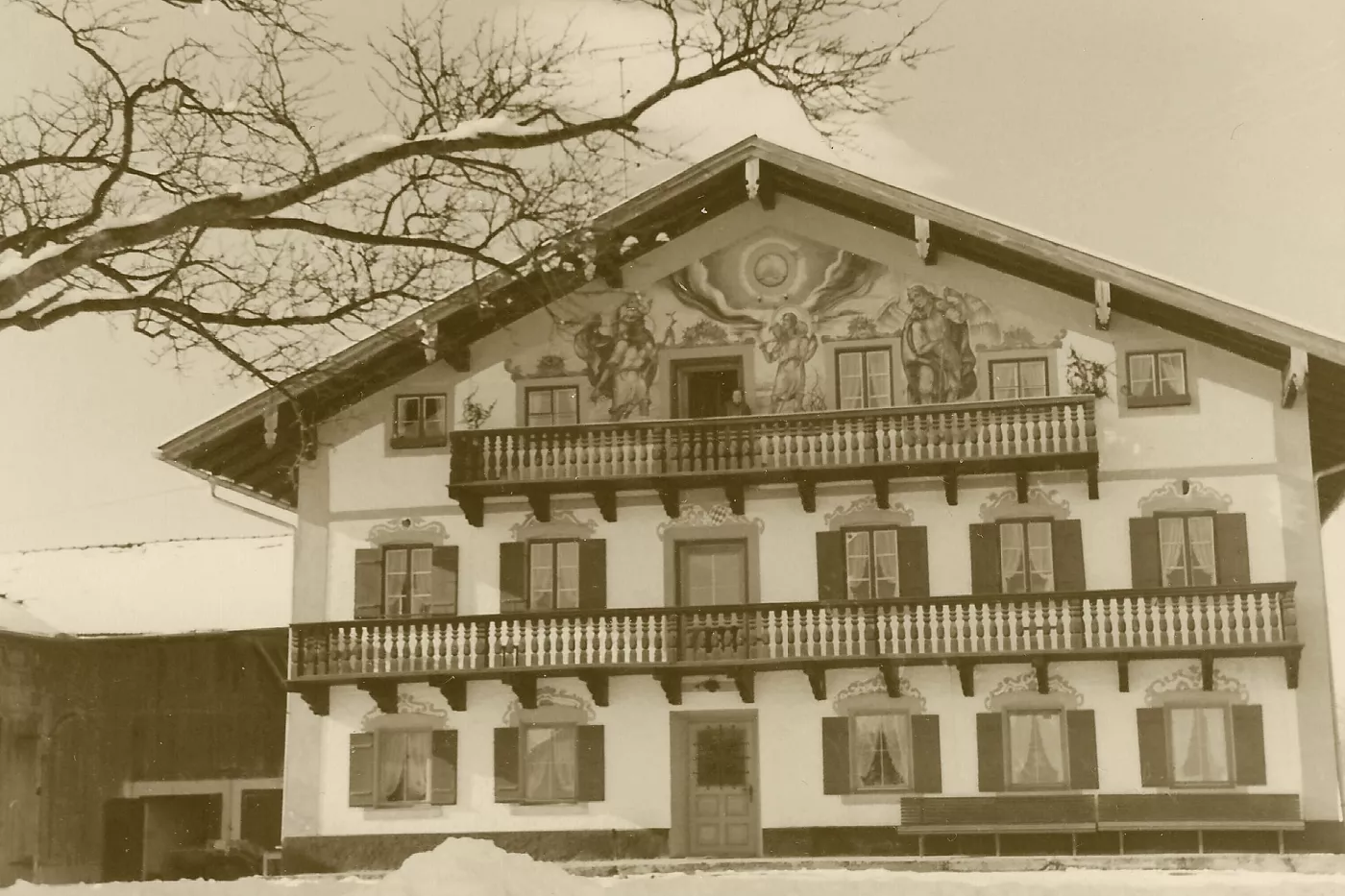 Wohnhausfassade zu früherer Zeit historische Freskenmalereien