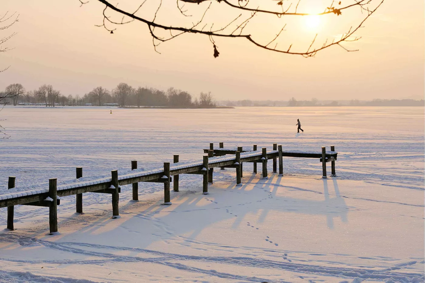 Märchenhafte Winterlandschaft Sonne genießen im Winter mit schneebedeckter Landschaft am Chiemsee
